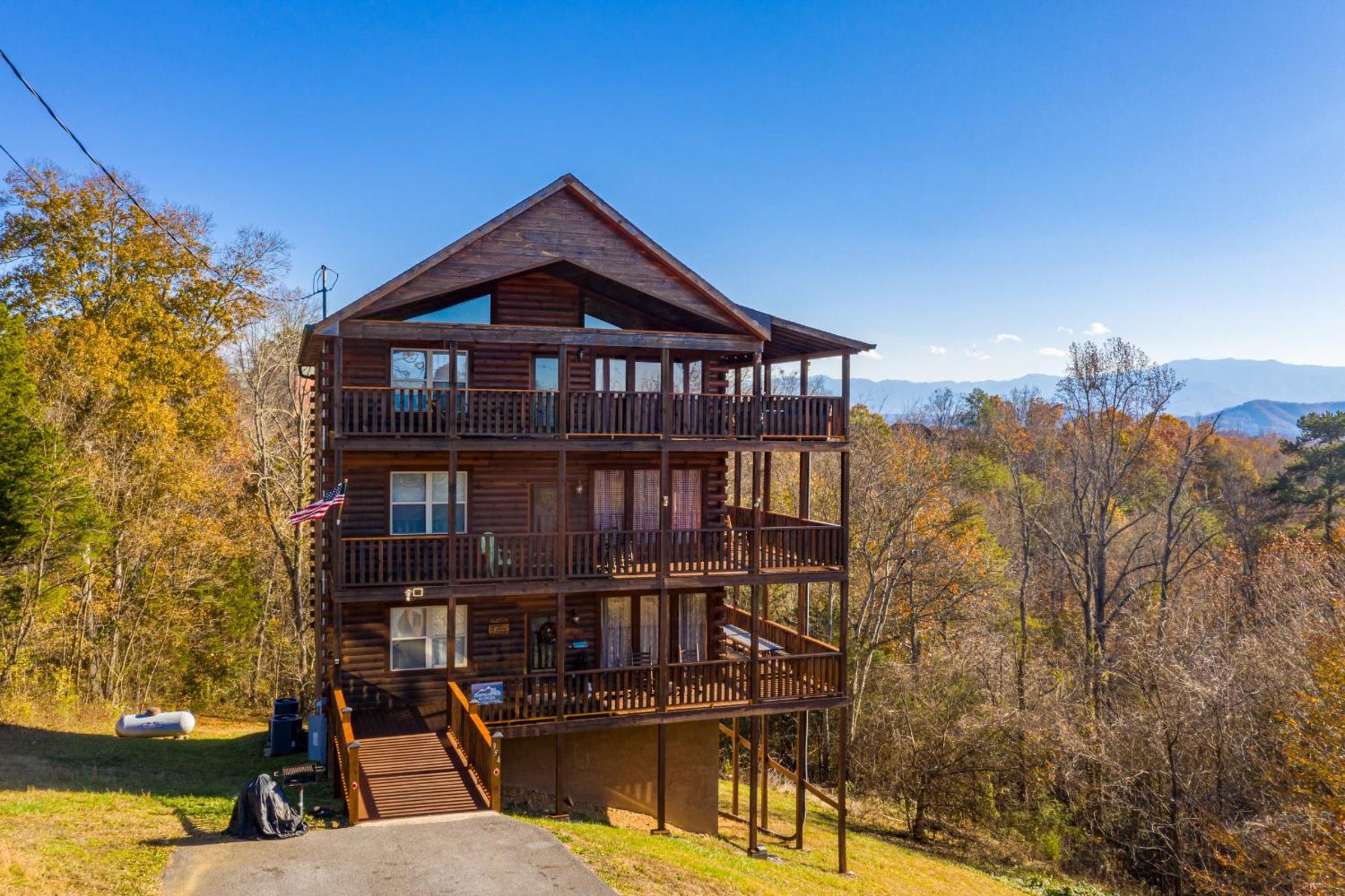Luxurious 6BR Smoky Mountain cabin with stunning views, game room, fire pit and hot tub, Wi-Fi