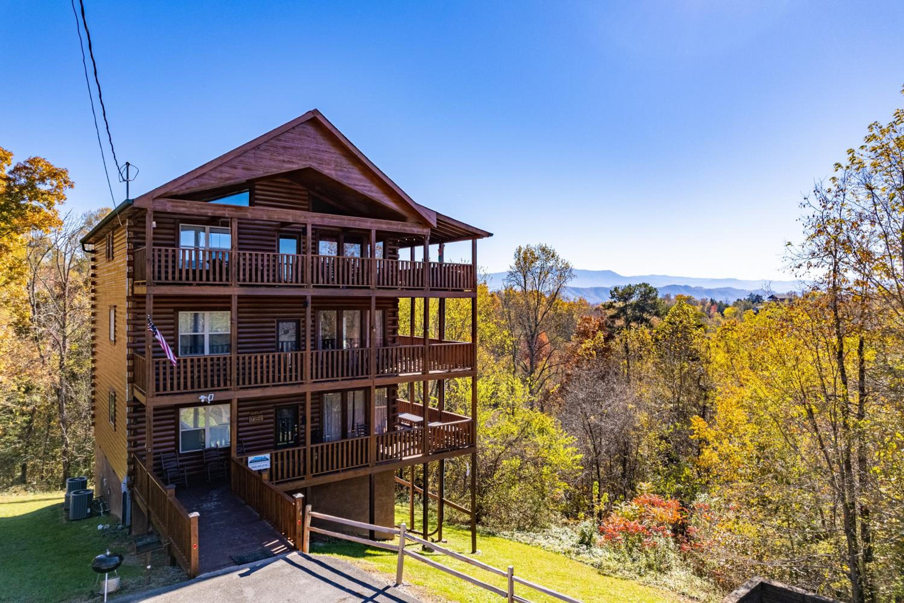 Luxurious 6BR Smoky Mountain cabin with stunning views, game room, fire pit and hot tub, Wi-Fi