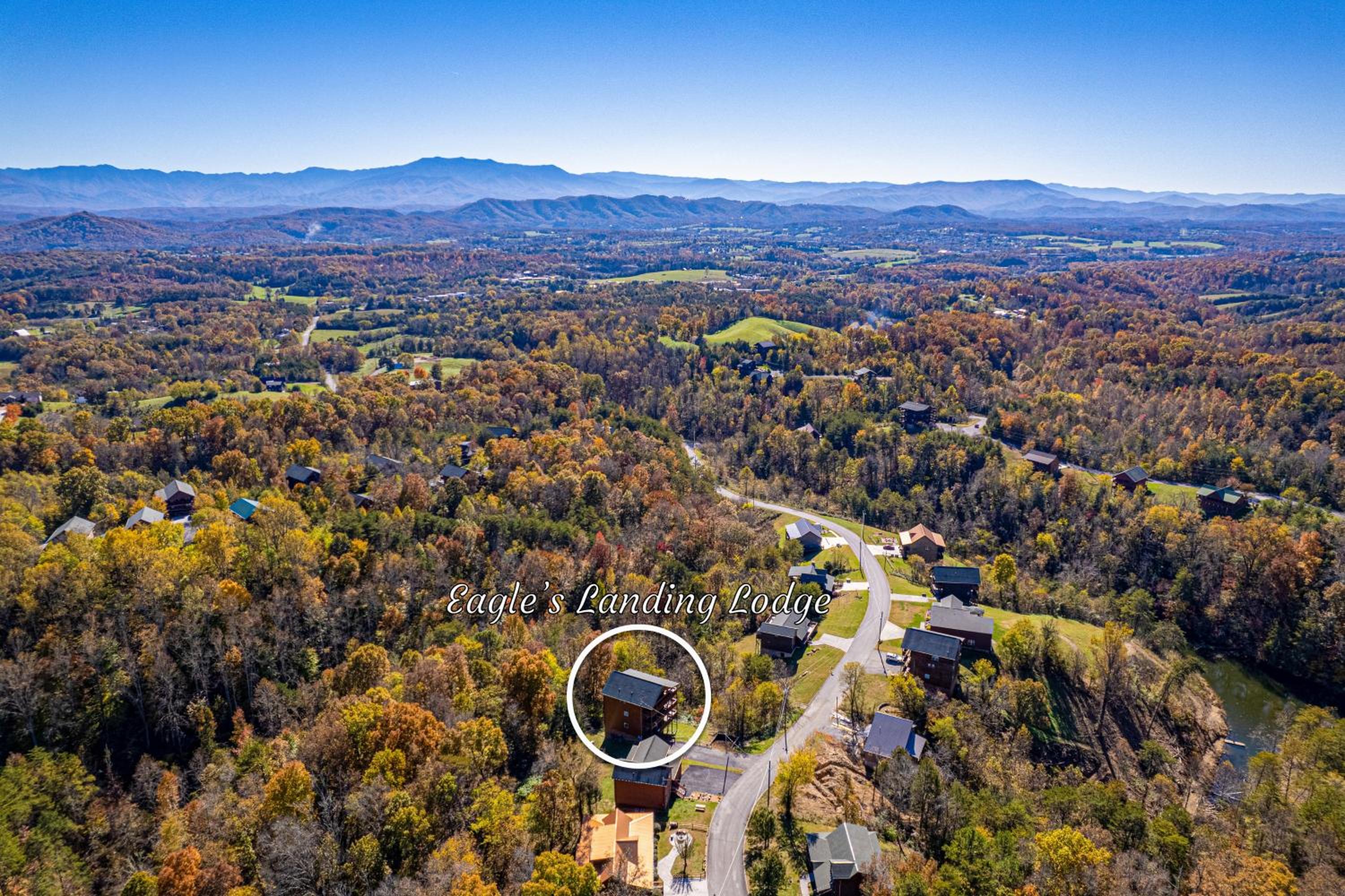 Luxurious 6BR Smoky Mountain cabin with stunning views, game room, fire pit and hot tub, Wi-Fi