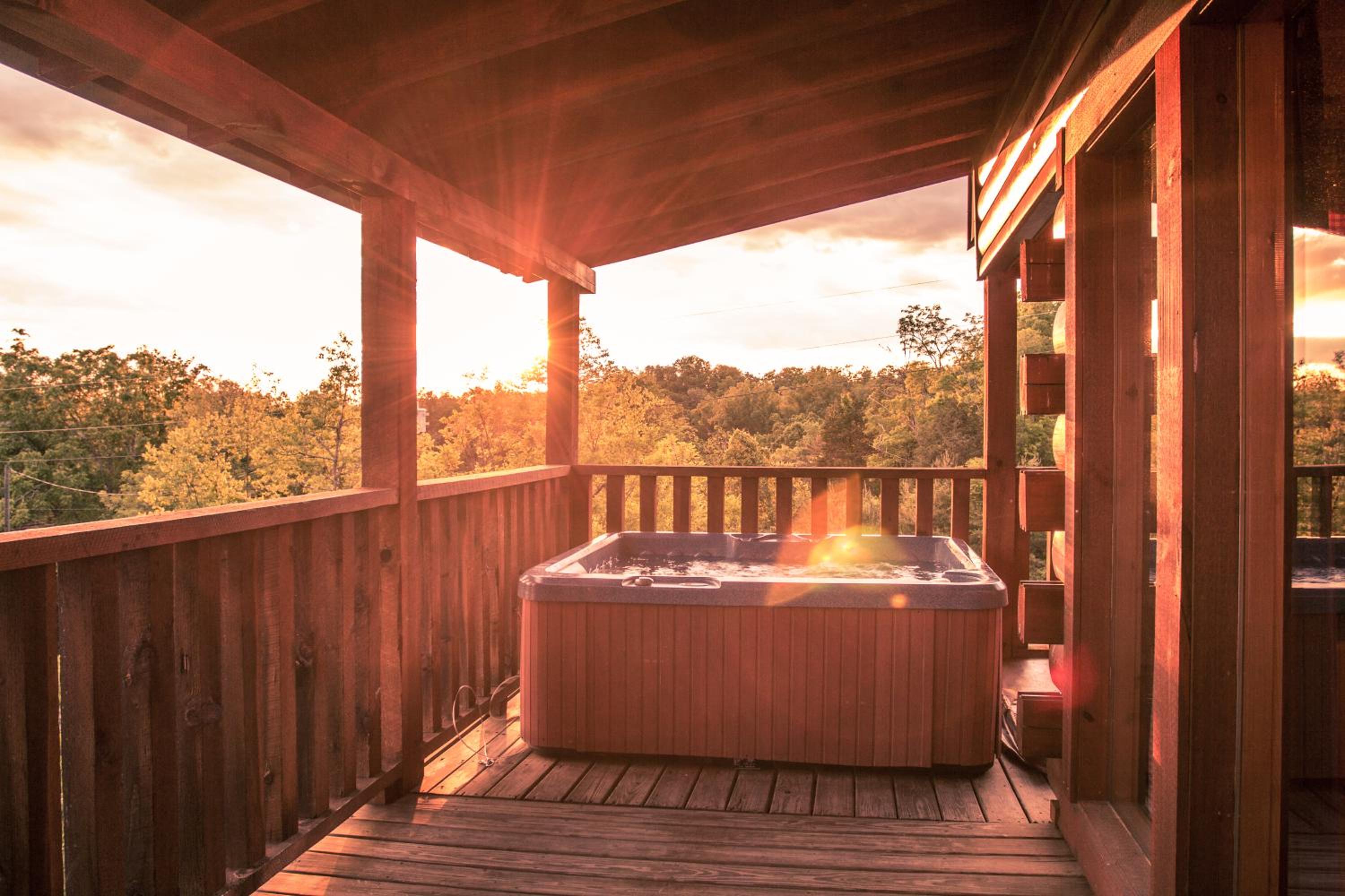 Luxurious 6BR Smoky Mountain cabin with stunning views, game room, fire pit and hot tub, Wi-Fi