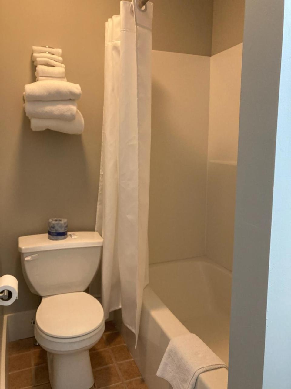 Country Squire Inn and Suites - Property Image 1