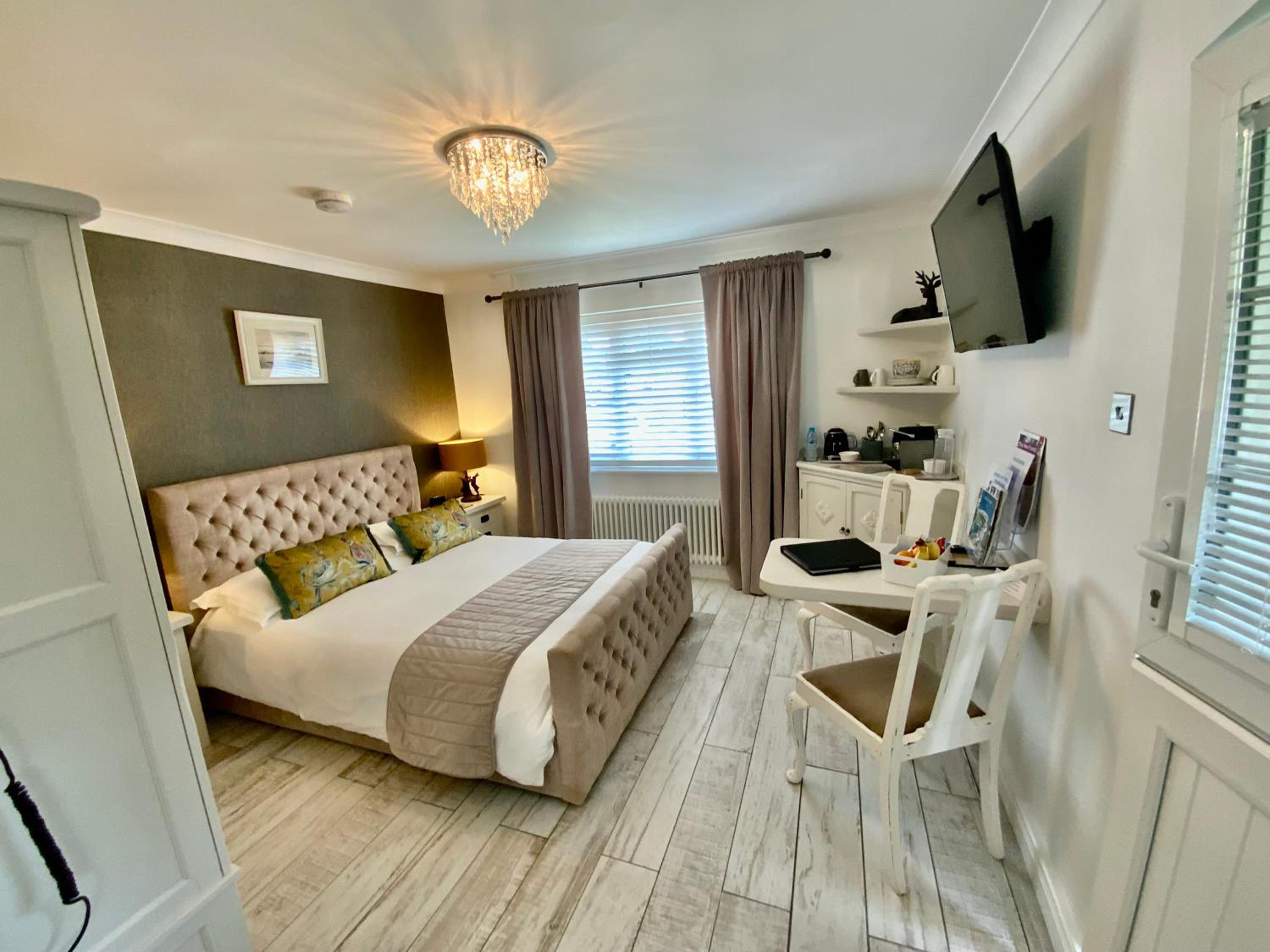 THE KNIGHTWOOD OAK a Luxury King Size Bed -En-Suite Space - LYMINGTON NEW FOREST with Private Entrance - Key Box entry-Free Parking & Private Outdoor Seati