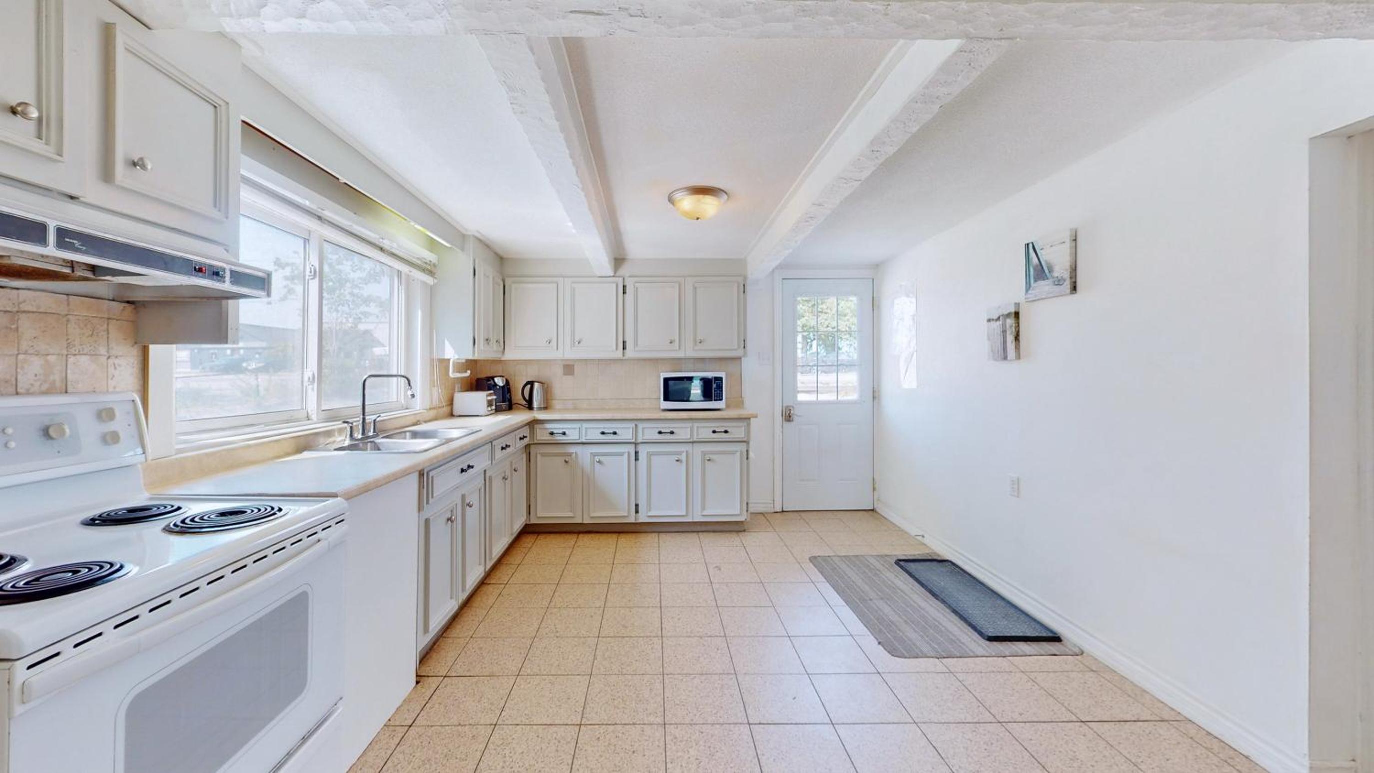 Main Beach River Retreat - Wasaga Beach 1 - Main Strip - 95 Mosley St