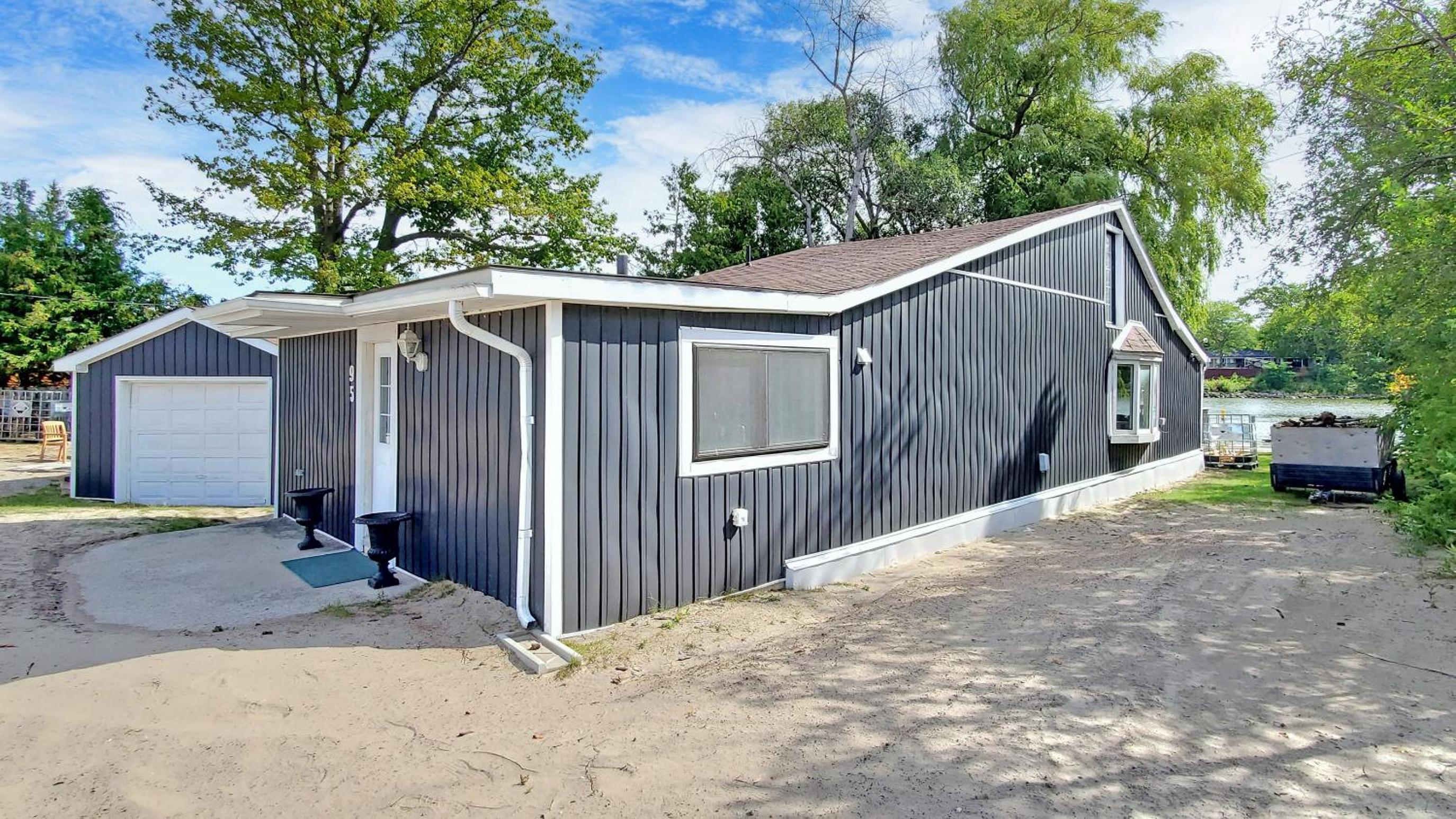 Main Beach River Retreat - Wasaga Beach 1 - Main Strip - 95 Mosley St