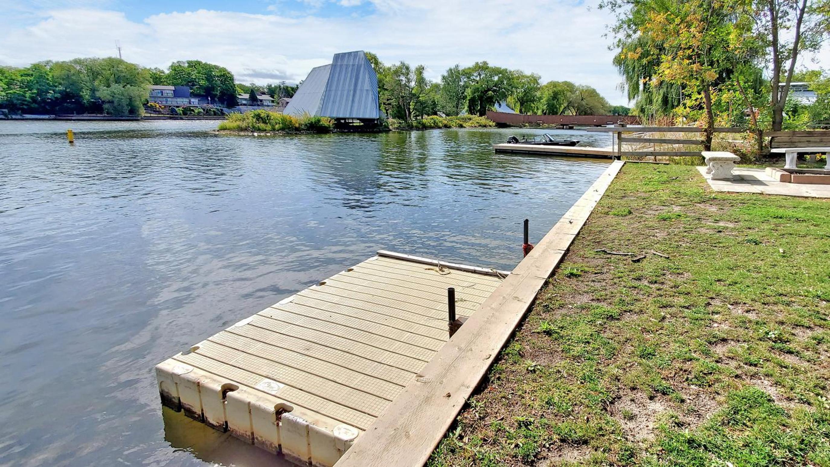 Main Beach River Retreat - Wasaga Beach 1 - Main Strip - 95 Mosley St