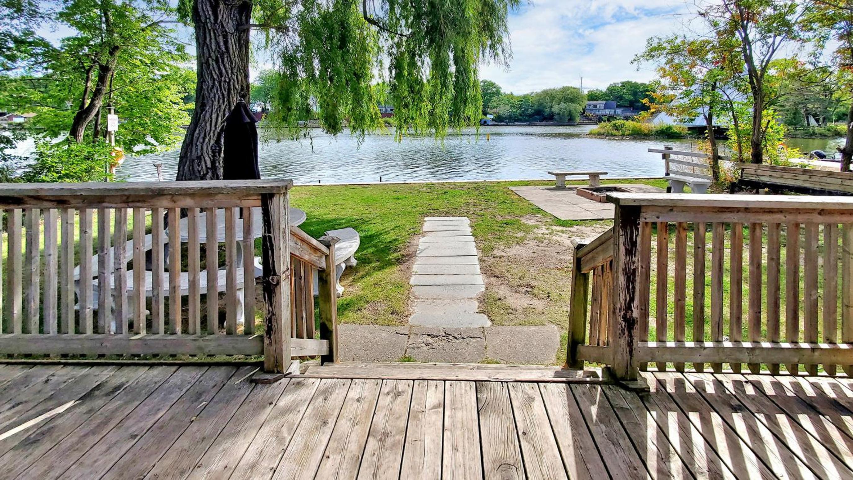 Main Beach River Retreat - Wasaga Beach 1 - Main Strip - 95 Mosley St