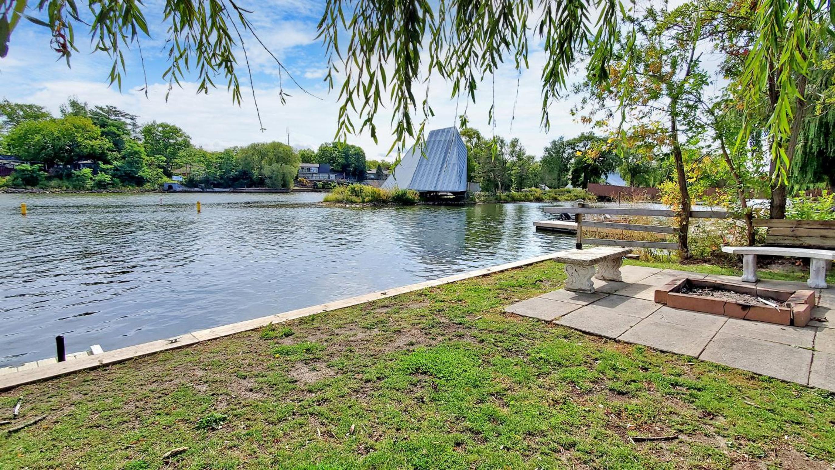 Main Beach River Retreat - Wasaga Beach 1 - Main Strip - 95 Mosley St