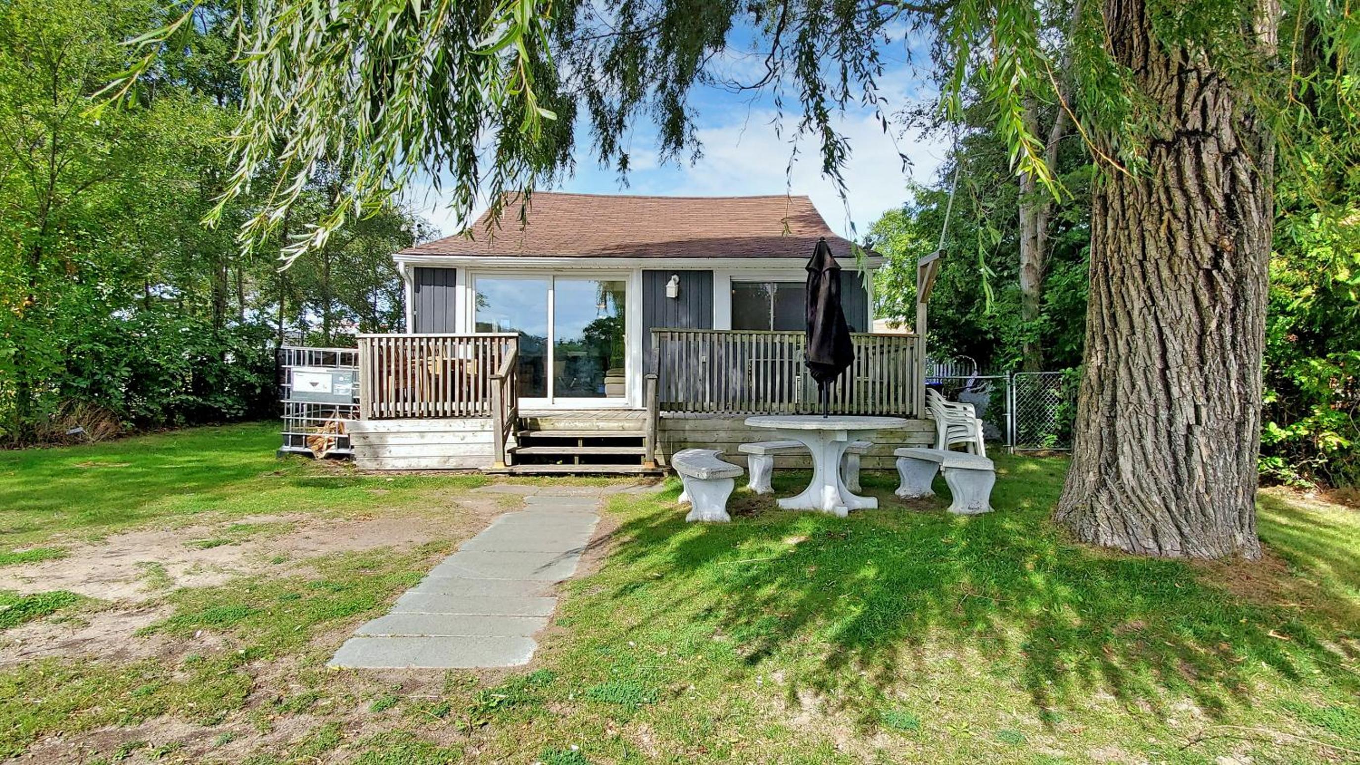 Main Beach River Retreat - Wasaga Beach 1 - Main Strip - 95 Mosley St