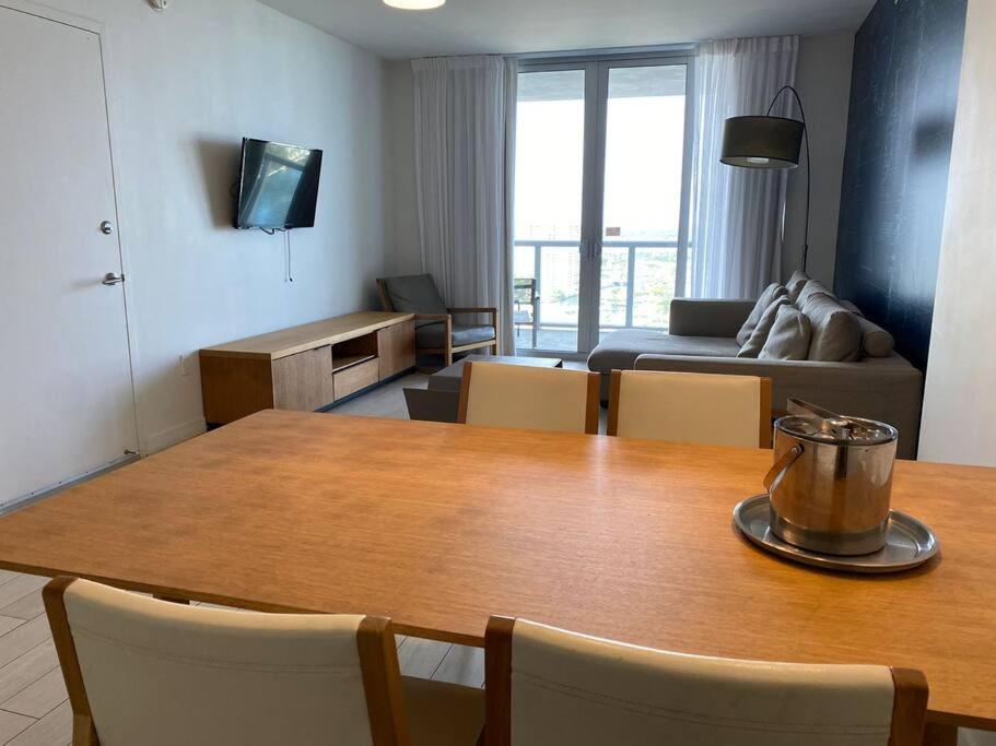 Elegant Miami Beach Apt Ocean Views, Full Kitchen & Style view 3