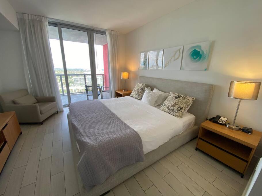 Elegant Miami Beach Apt Ocean Views, Full Kitchen & Style view 2