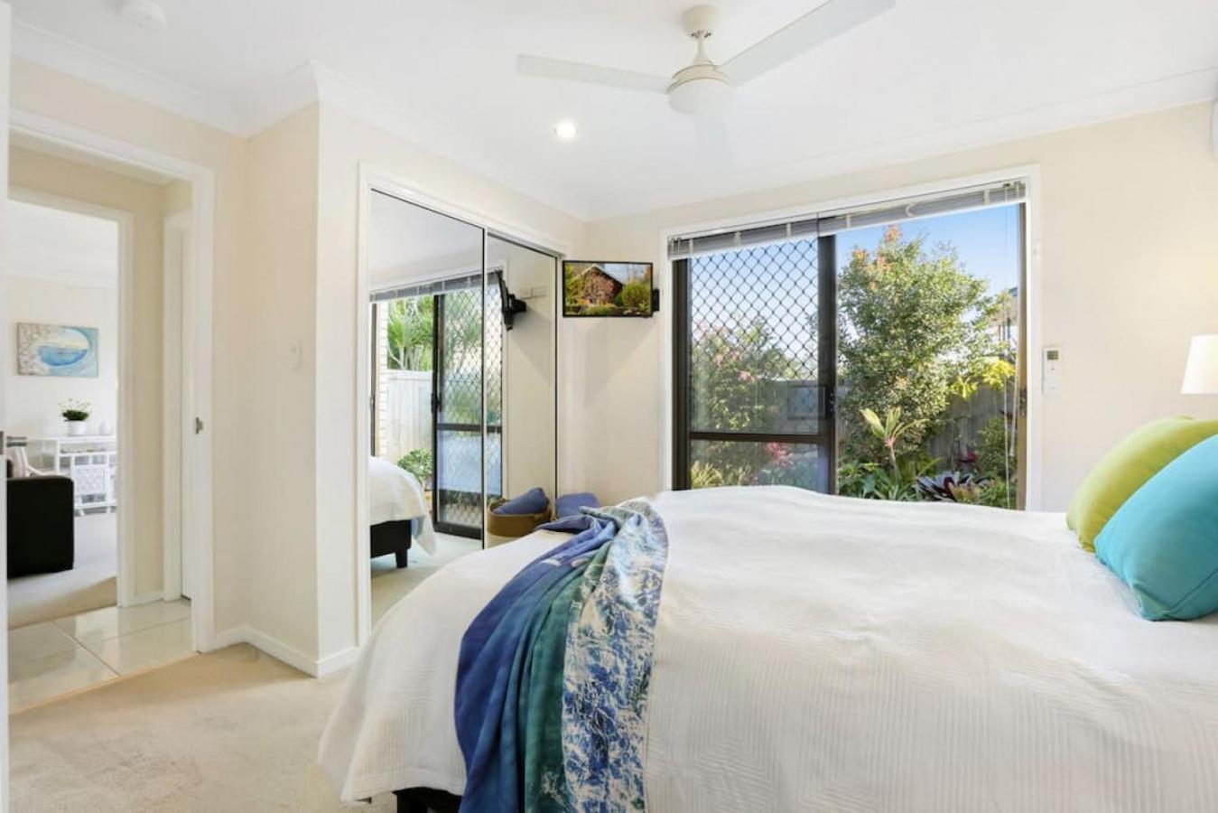 Tropical Suite PRIVATE CENTRAL BUDDINA STYLE by Custom Bnb Hosting
