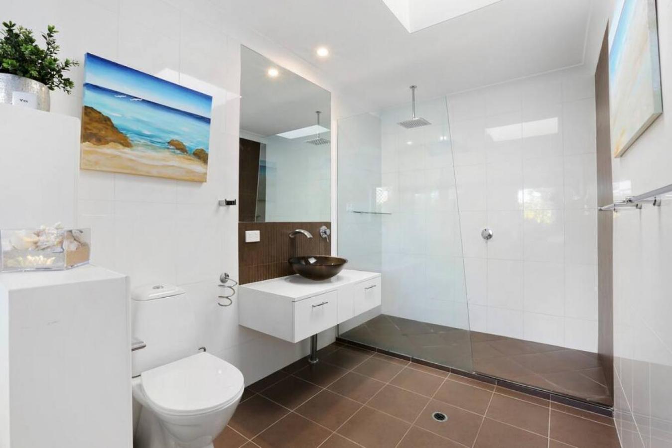 Tropical Suite PRIVATE CENTRAL BUDDINA STYLE by Custom Bnb Hosting