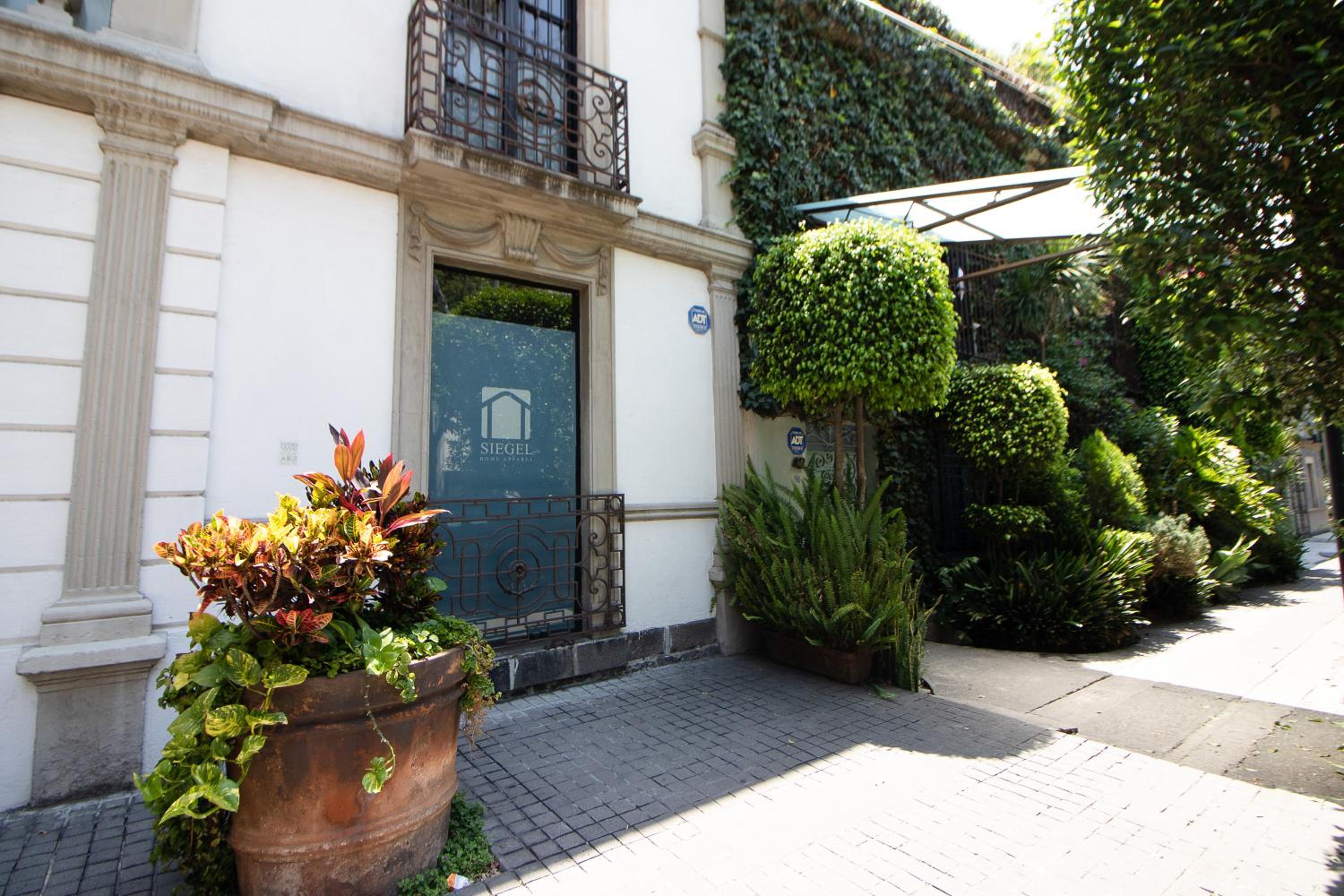 LA CONDESA: BEAUTIFUL DESIGNED STUDIO view 4