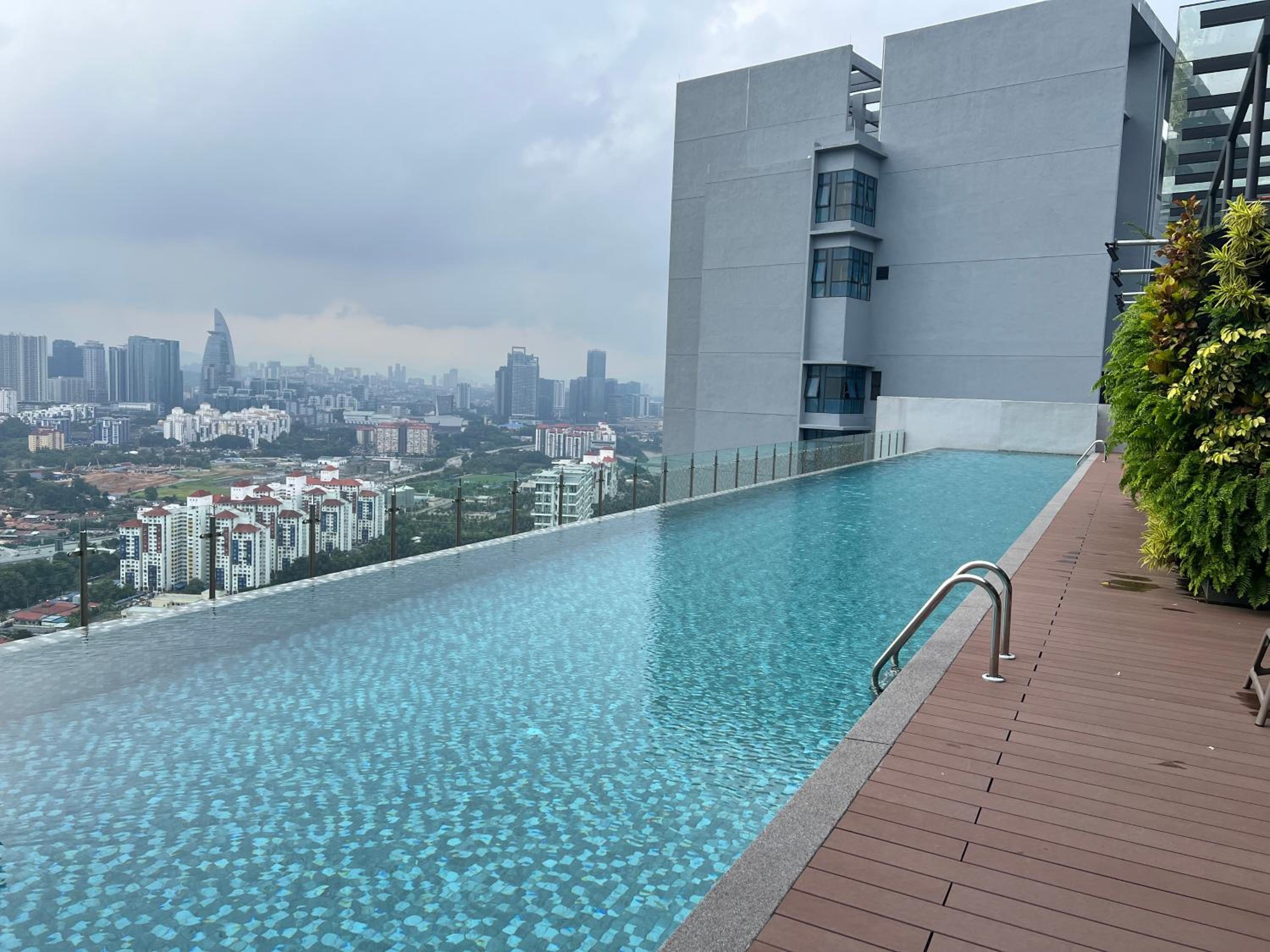 Millerz Square 3 bedroom near Old klang road Mid valley Beautiful night view