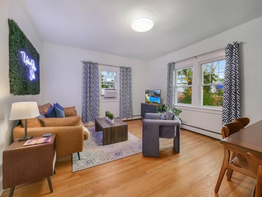 Newburgh Vacations - MidCentury Mod Suite, Hudson River/Mt Beacon Views - Property Image 8