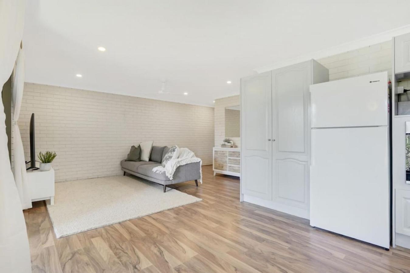 Beachfront Styled 2 BR Apt w Pool at Buddina