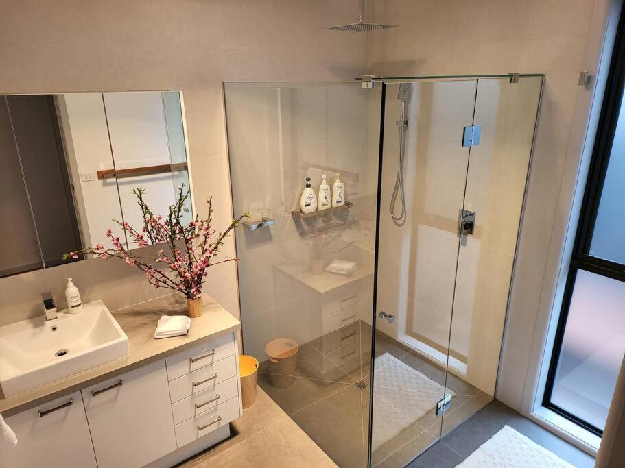 Alogara House, Modern, 6 bedrooms with hot tub and views