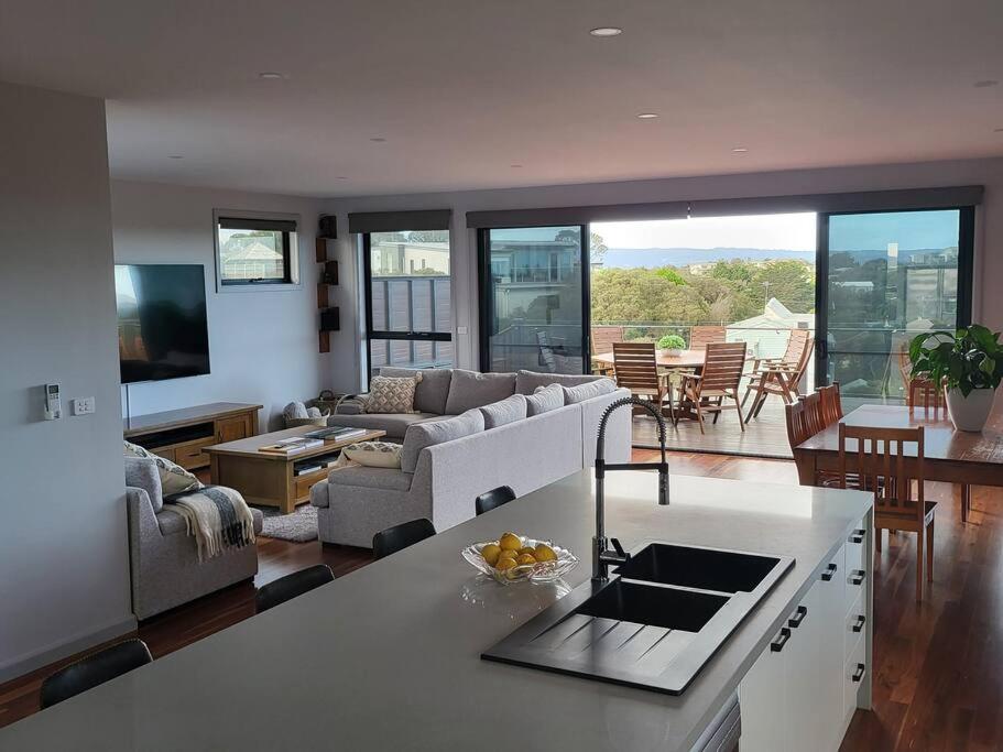 Alogara House, Modern, 6 bedrooms with hot tub and views