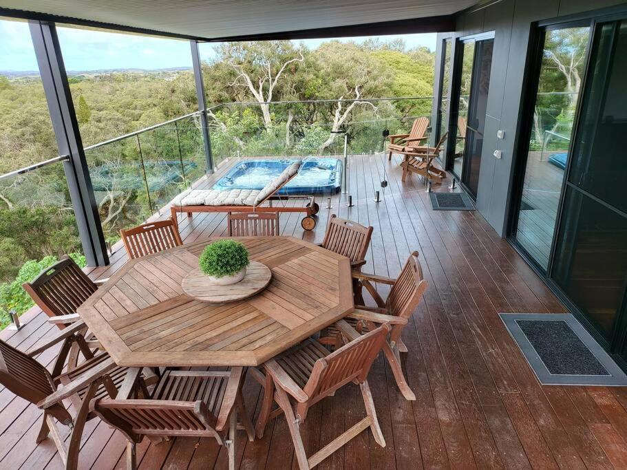Alogara House, Modern, 6 bedrooms with hot tub and views