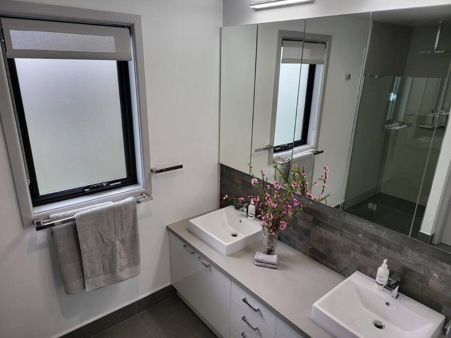 Alogara House, Modern, 6 bedrooms with hot tub and views