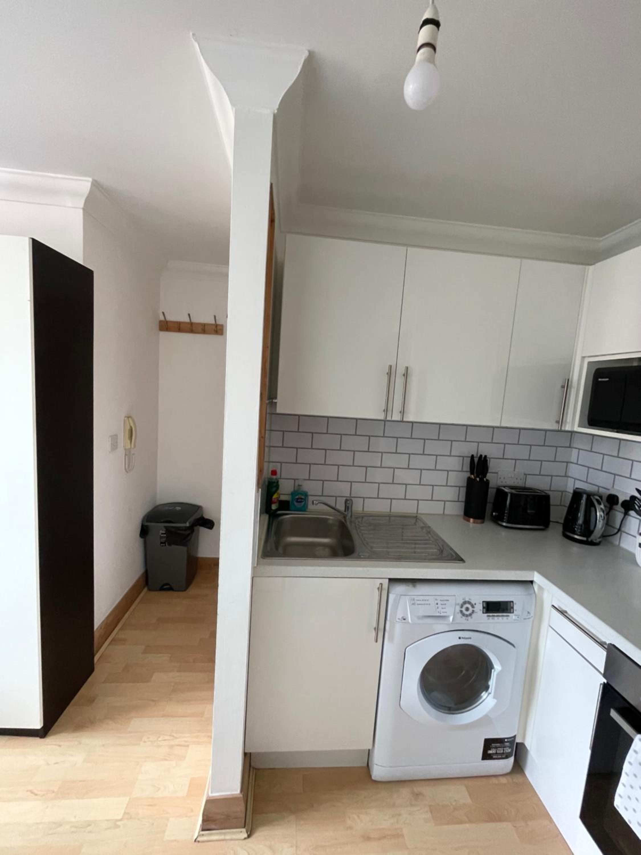 Stylish & compact city center studio apartment 7a view 3