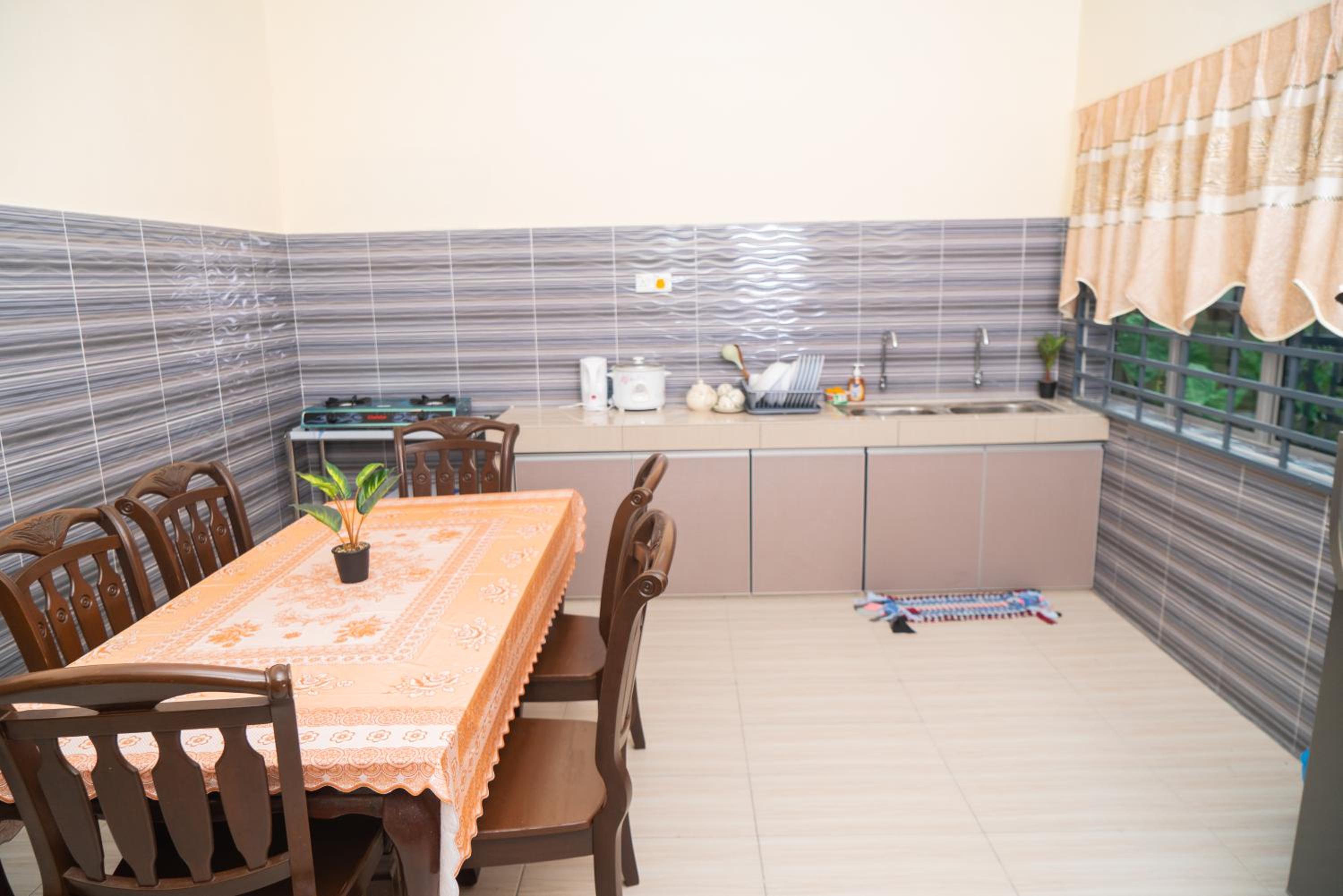 Adorable 3-bedroom home with Pool, Wi-Fi and BBQ photo 4