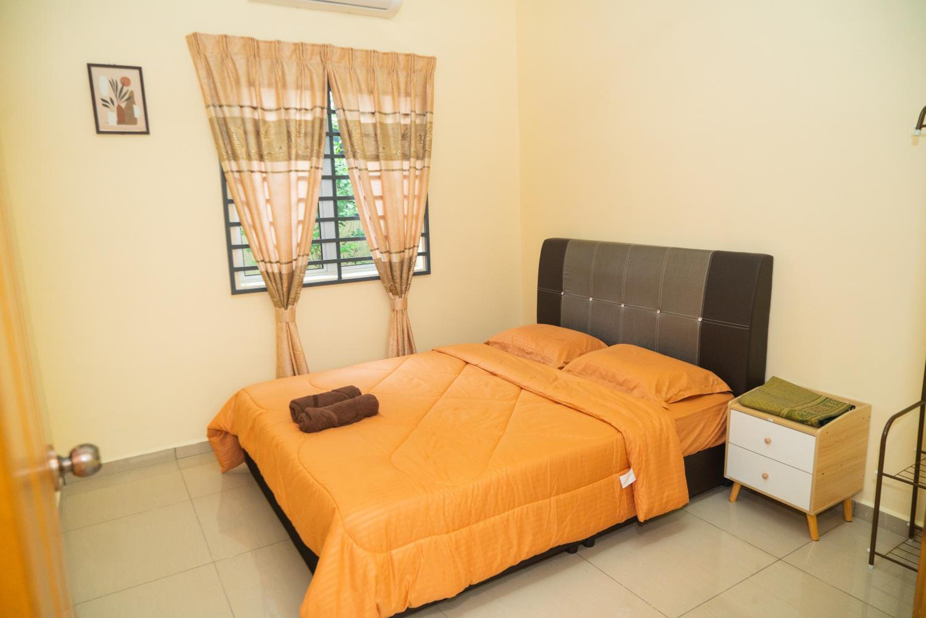 Adorable 3-bedroom home with Pool, Wi-Fi and BBQ photo 2