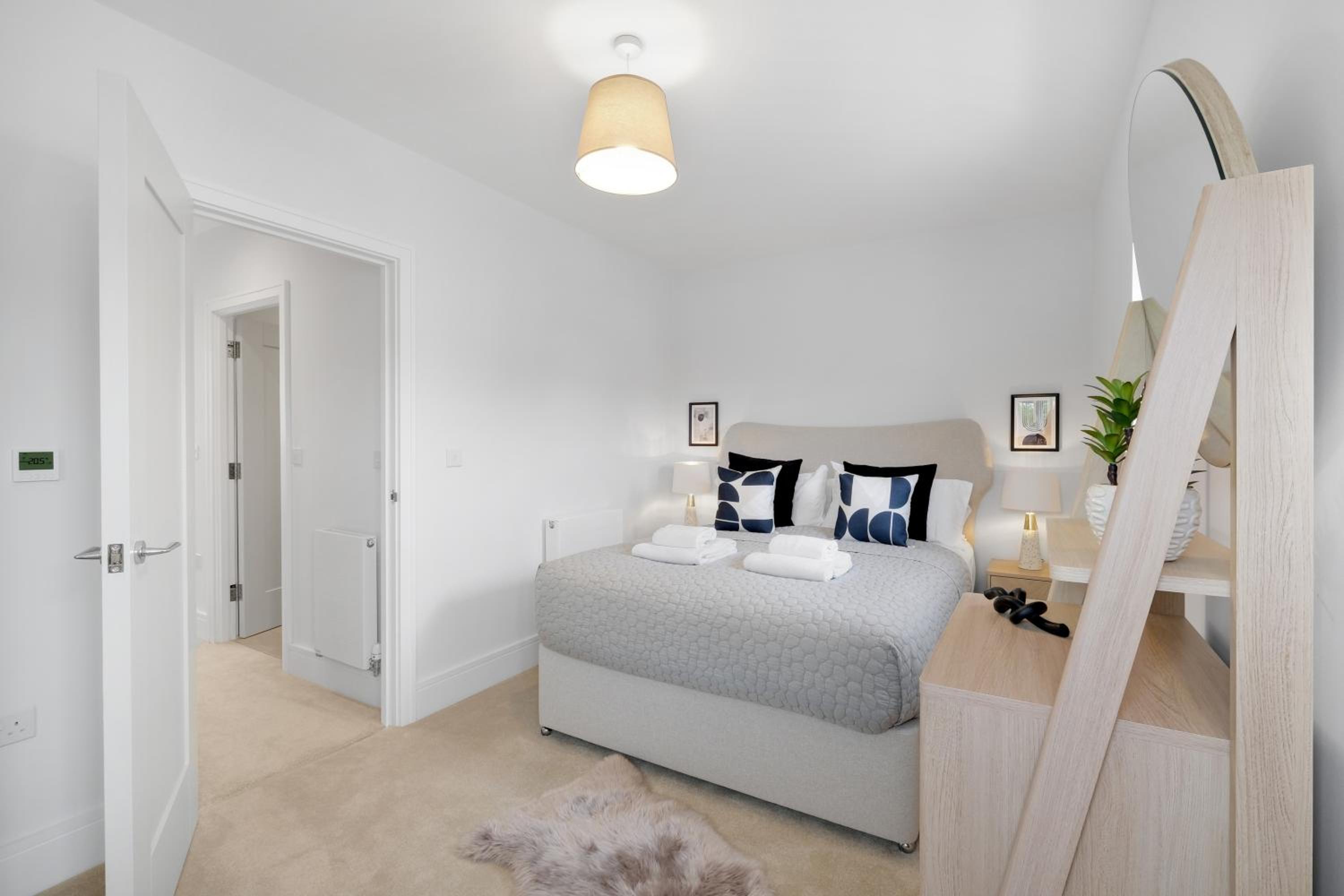 Design-Led Luxurious Townhouse Prime Location W/ Parking view 3