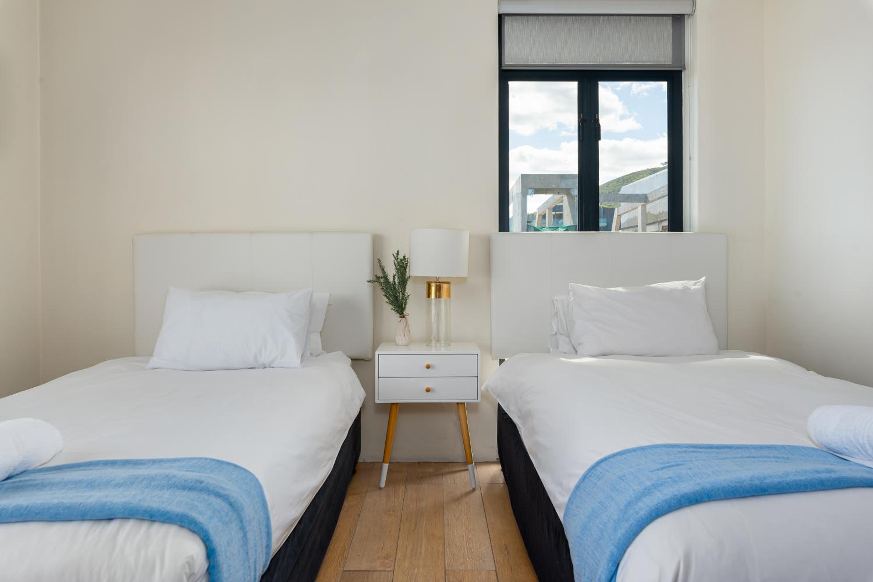 A Breeze of Cape Town l Balcony with Stunning Views view 4