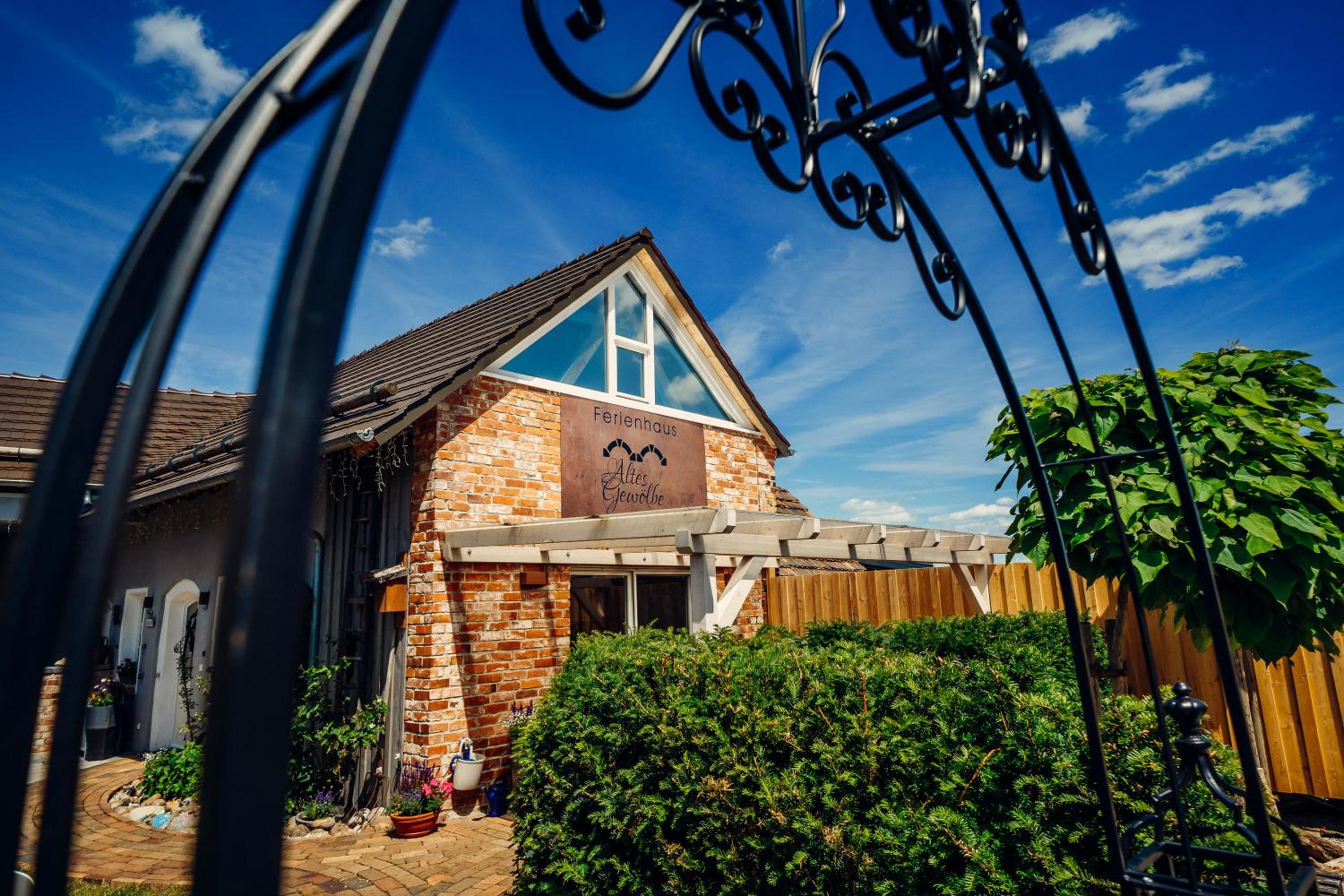 Hotel Altes Gewölbe mit Sauna und Whirlpool im Außenbereich - Image 1