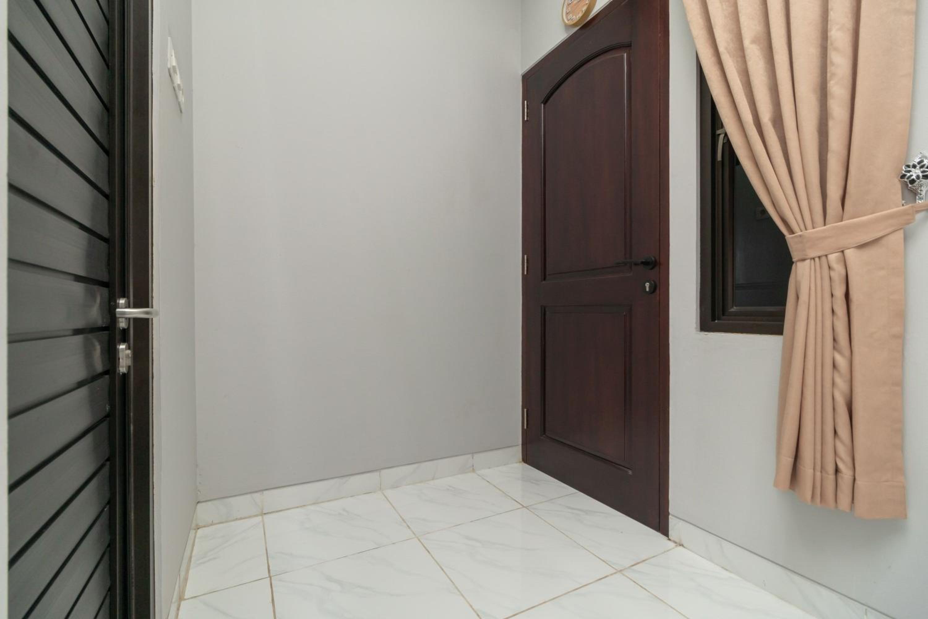 RedDoorz Plus near Jungeland Sentul, Bogor - 13