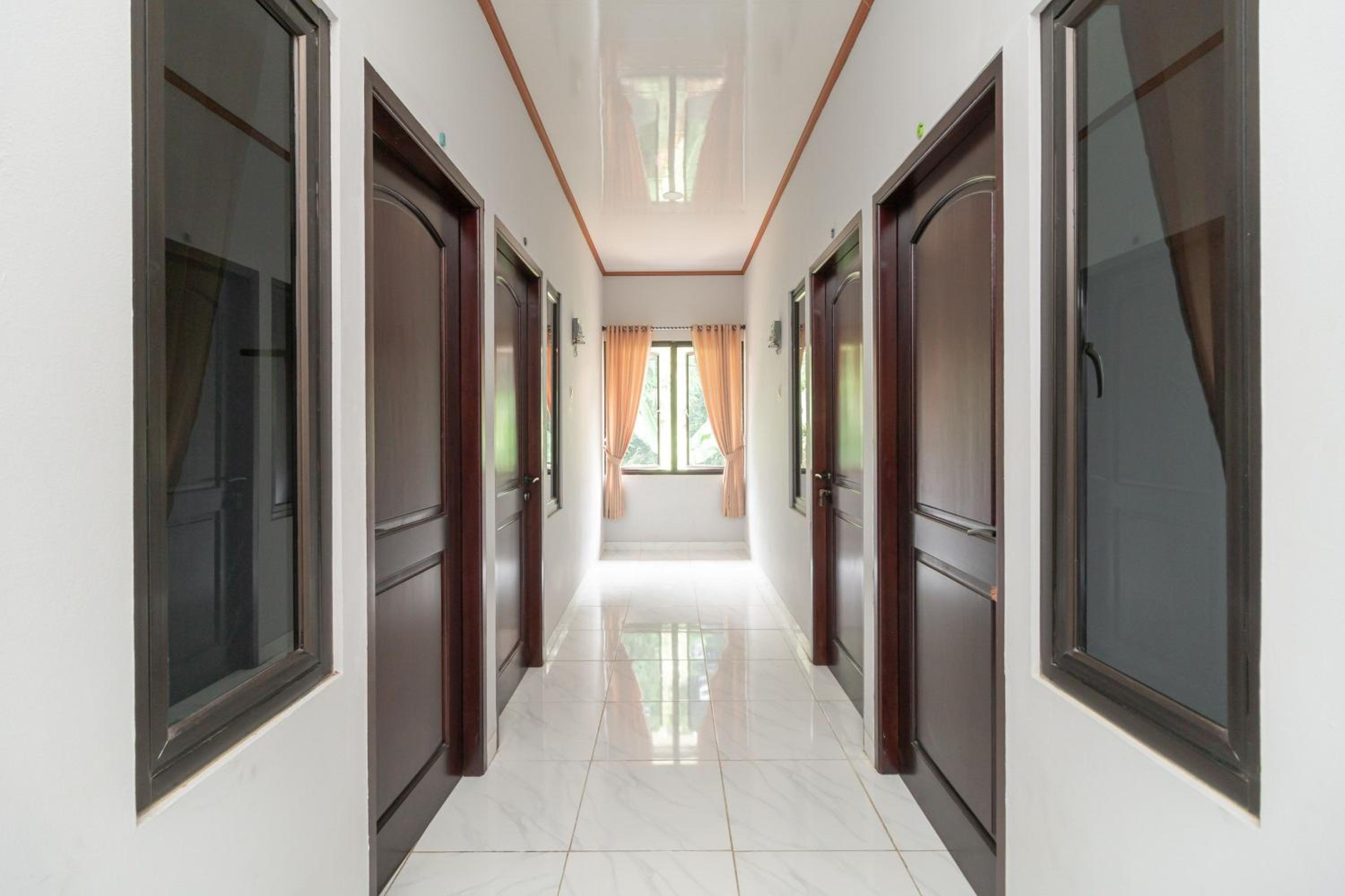 RedDoorz Plus near Jungeland Sentul, Bogor - 16