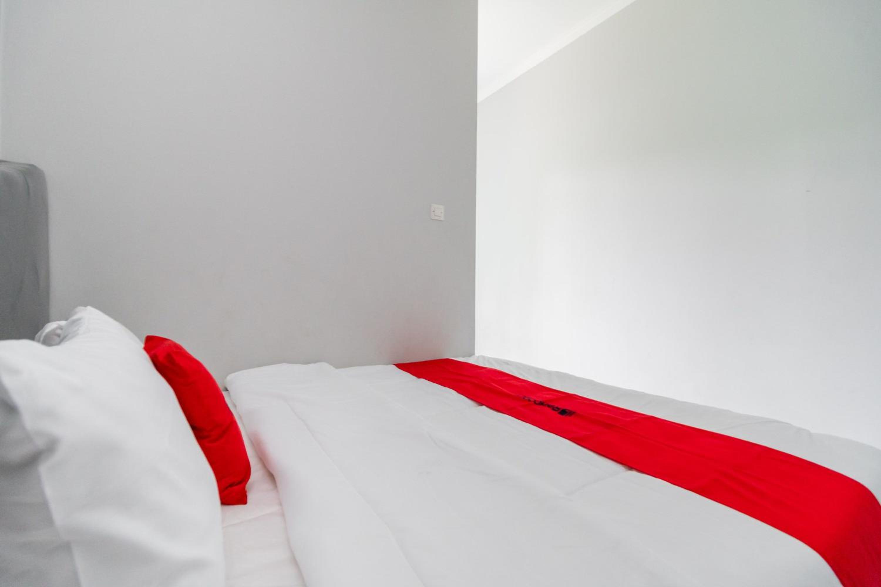 RedDoorz Plus near Jungeland Sentul, Bogor - 22