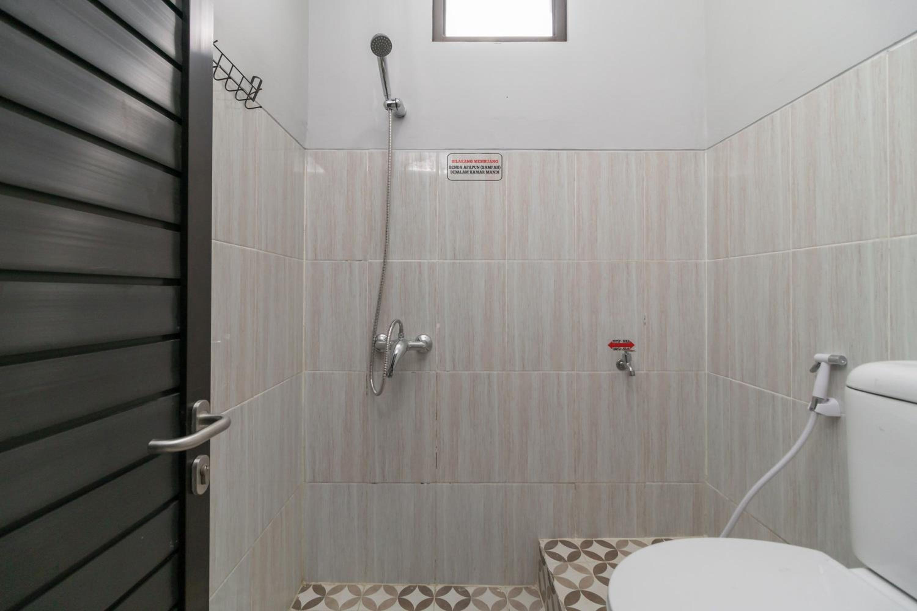 RedDoorz Plus near Jungeland Sentul, Bogor - 12