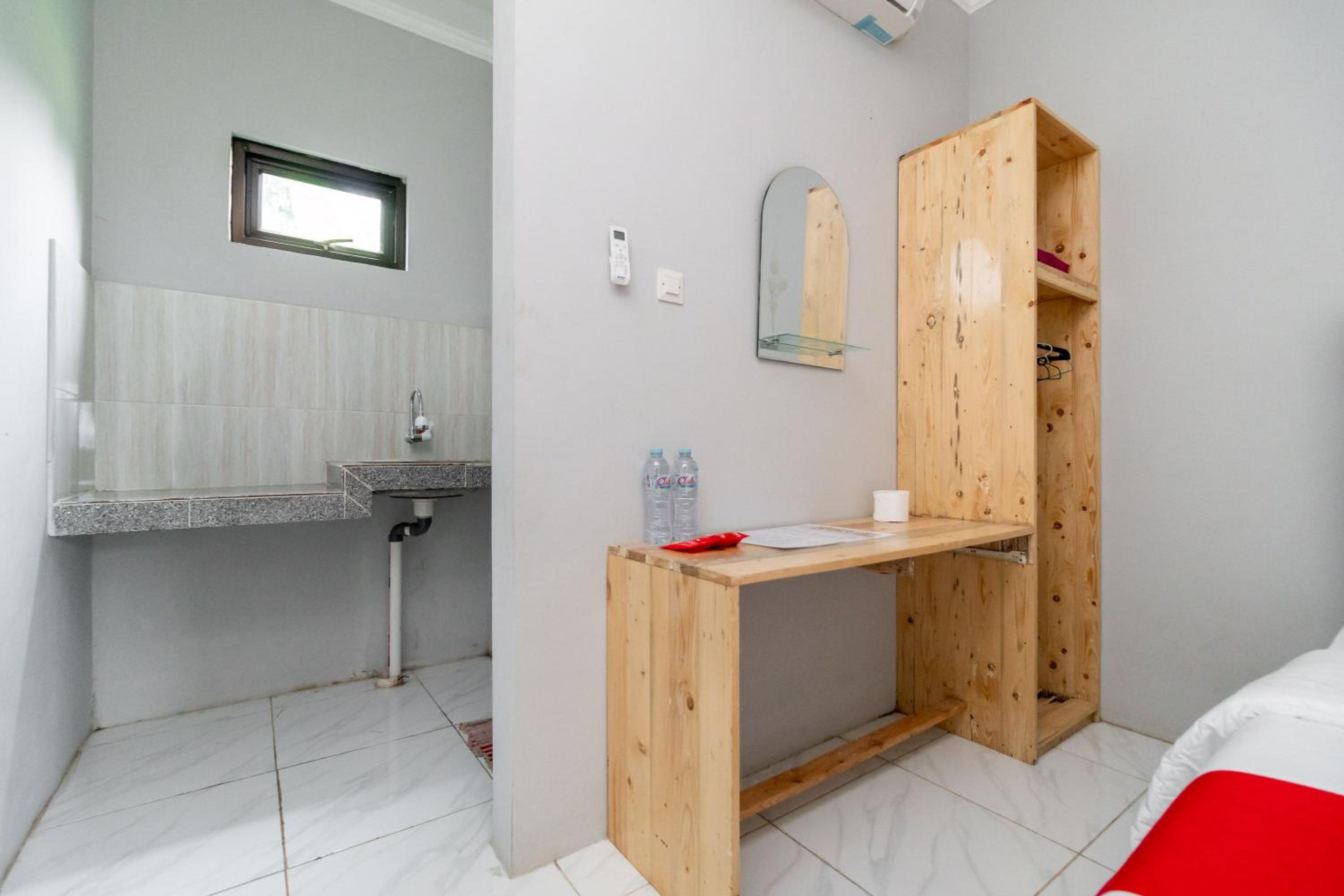 RedDoorz Plus near Jungeland Sentul, Bogor - 14