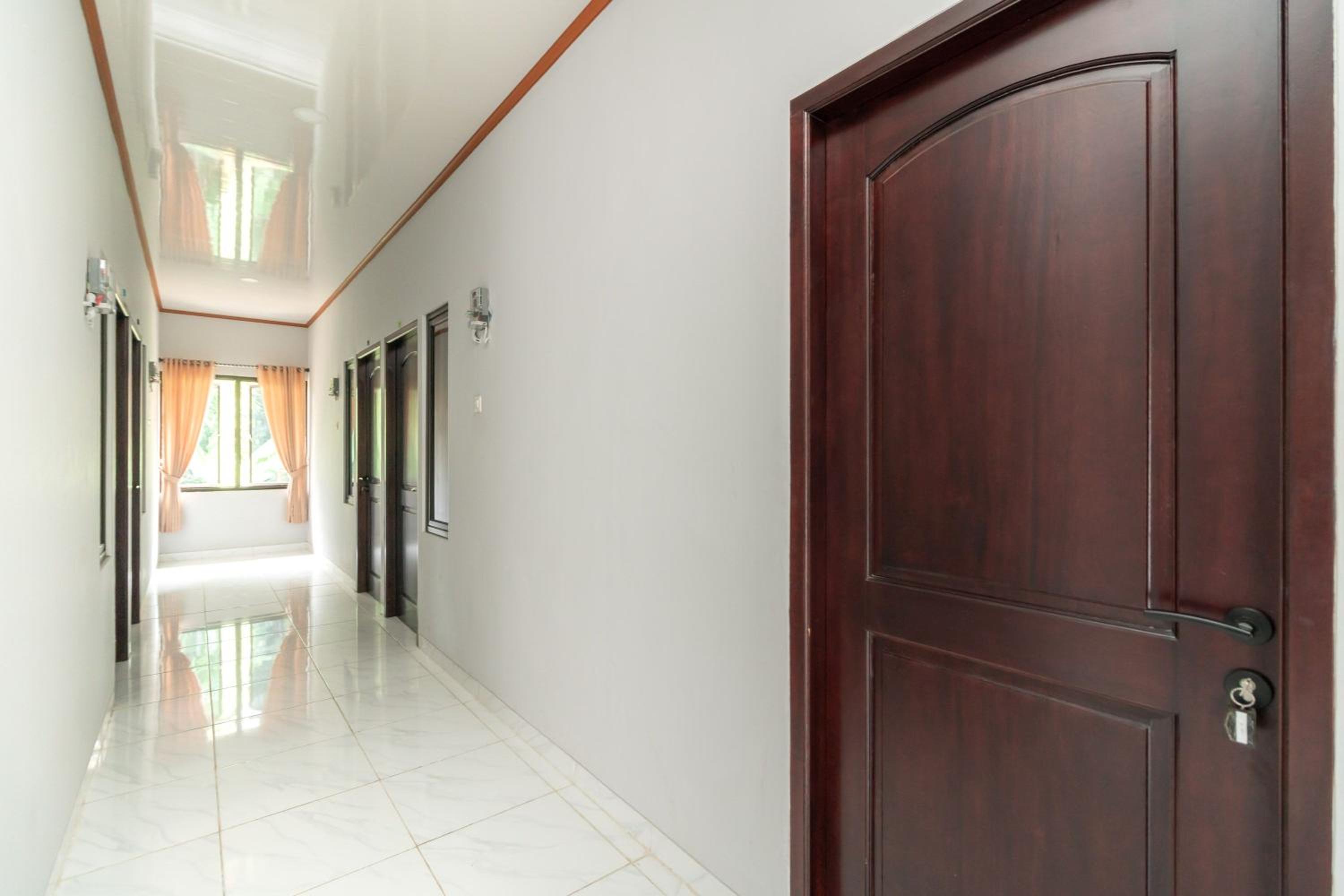 RedDoorz Plus near Jungeland Sentul, Bogor - 18
