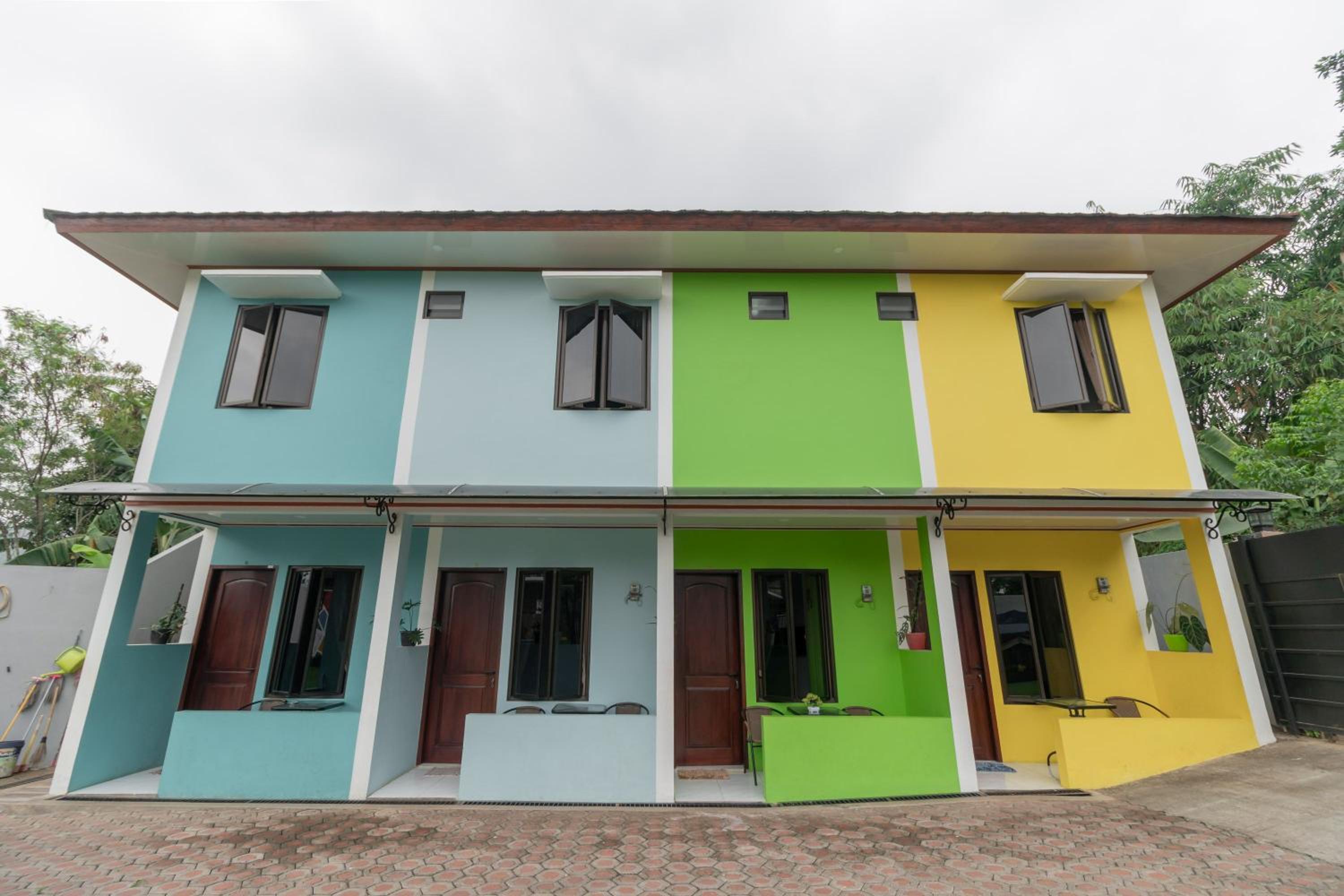 RedDoorz Plus near Jungeland Sentul
