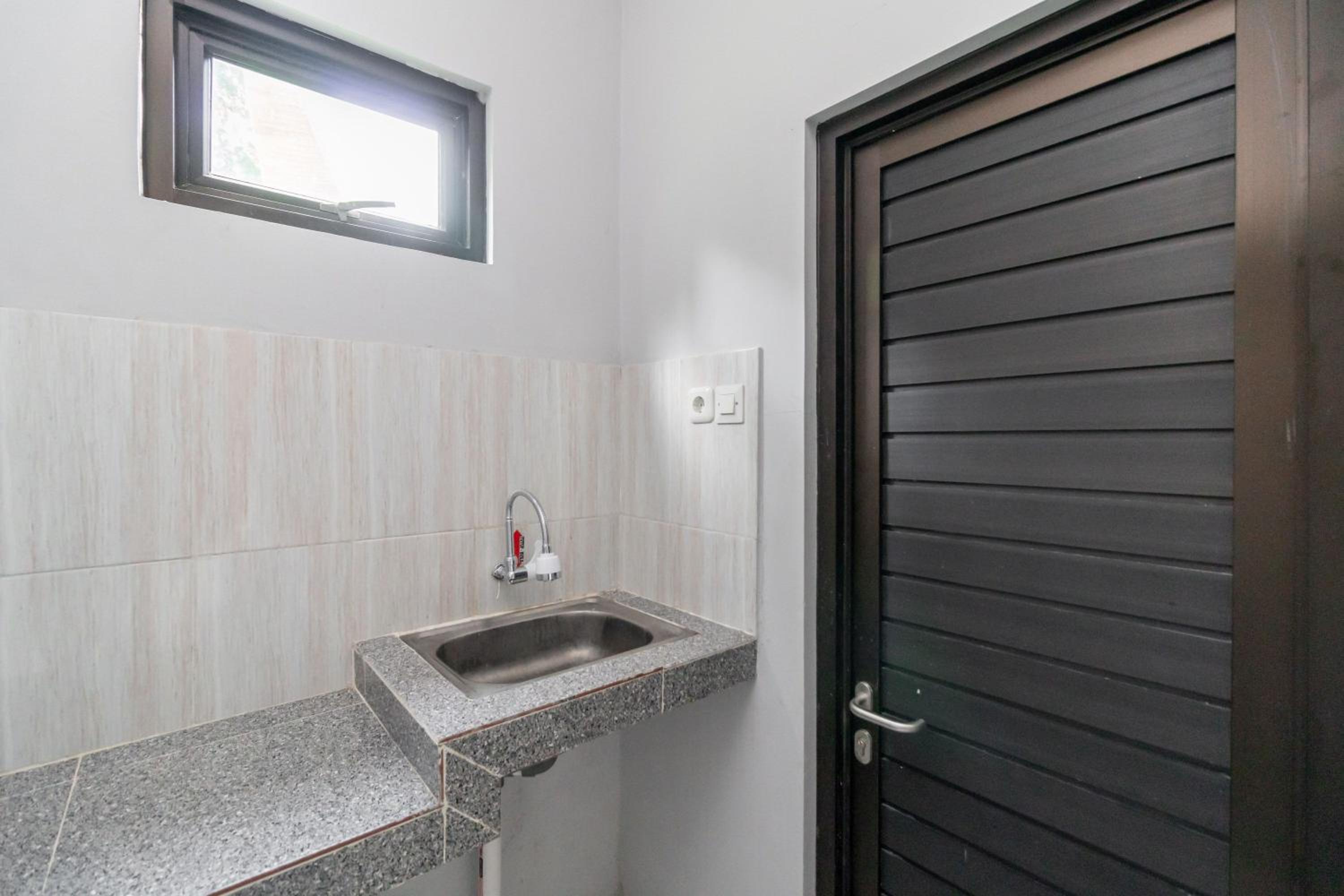 RedDoorz Plus near Jungeland Sentul