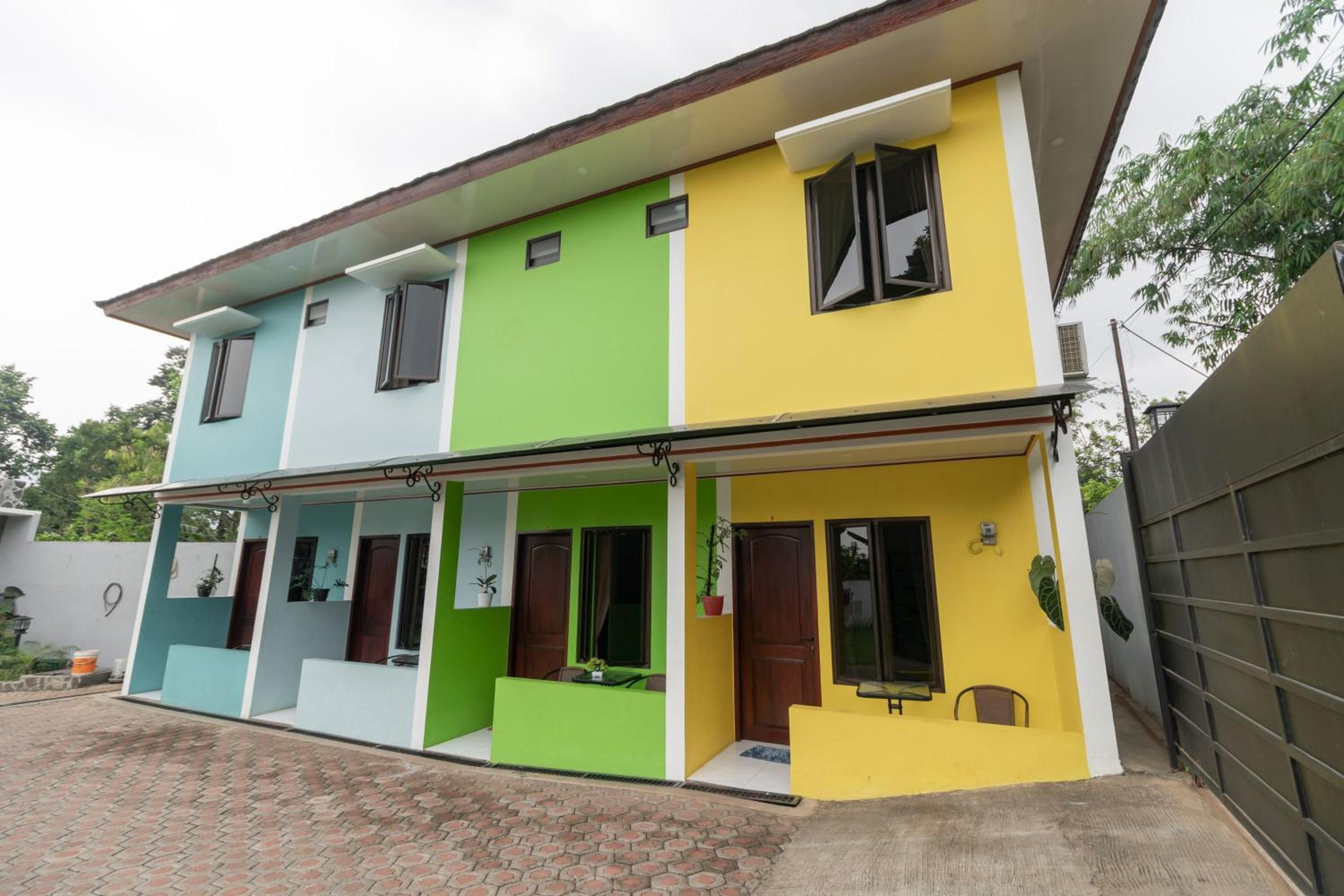 RedDoorz Plus near Jungeland Sentul