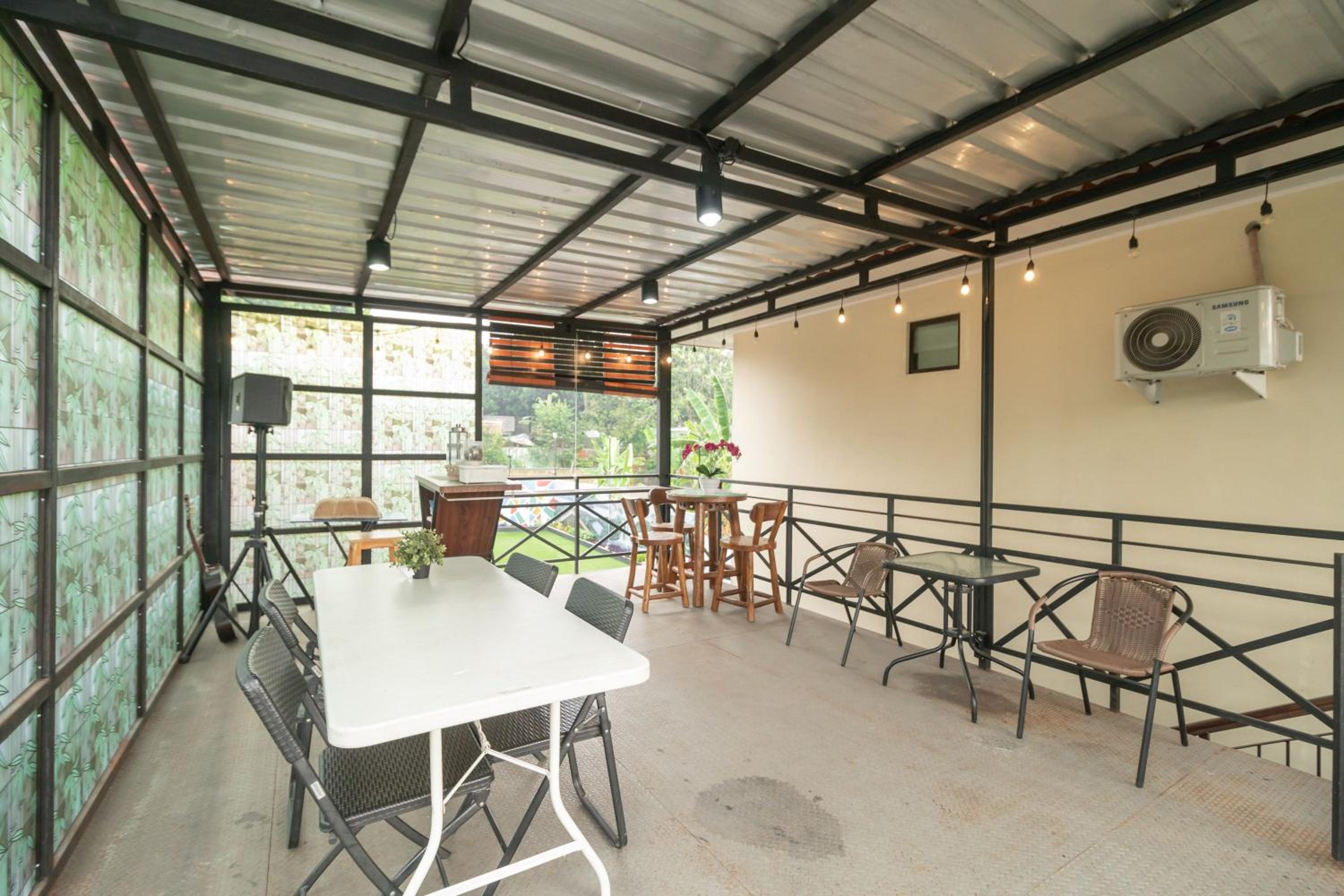 RedDoorz Plus near Jungeland Sentul