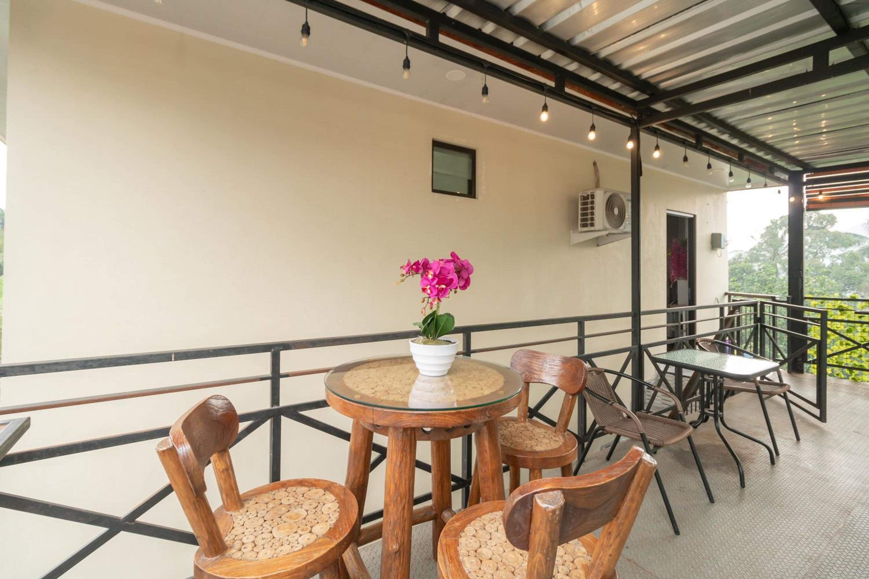 RedDoorz Plus near Jungeland Sentul, Bogor - 20