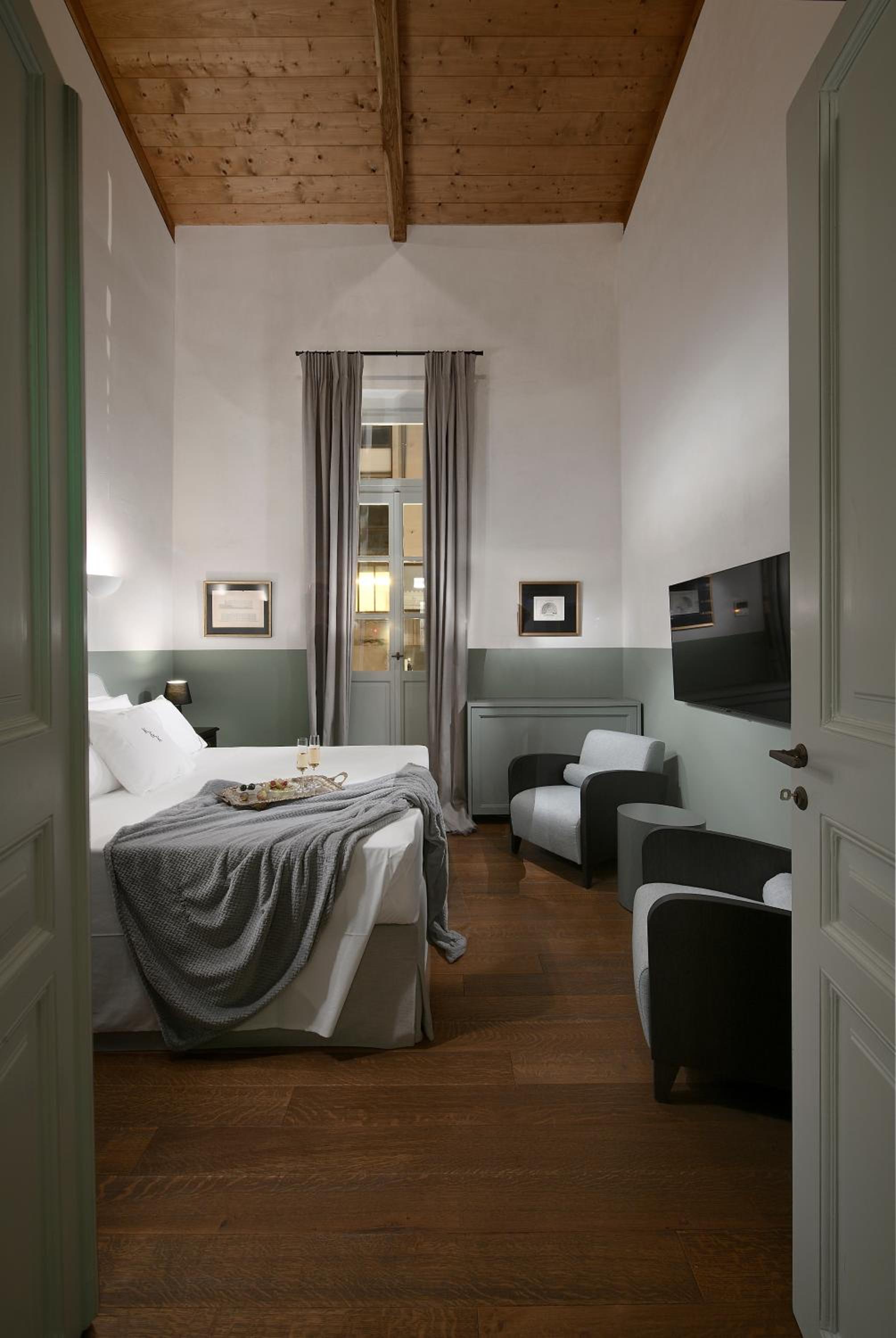 ATHINAIDOS QUARTERS by K&K