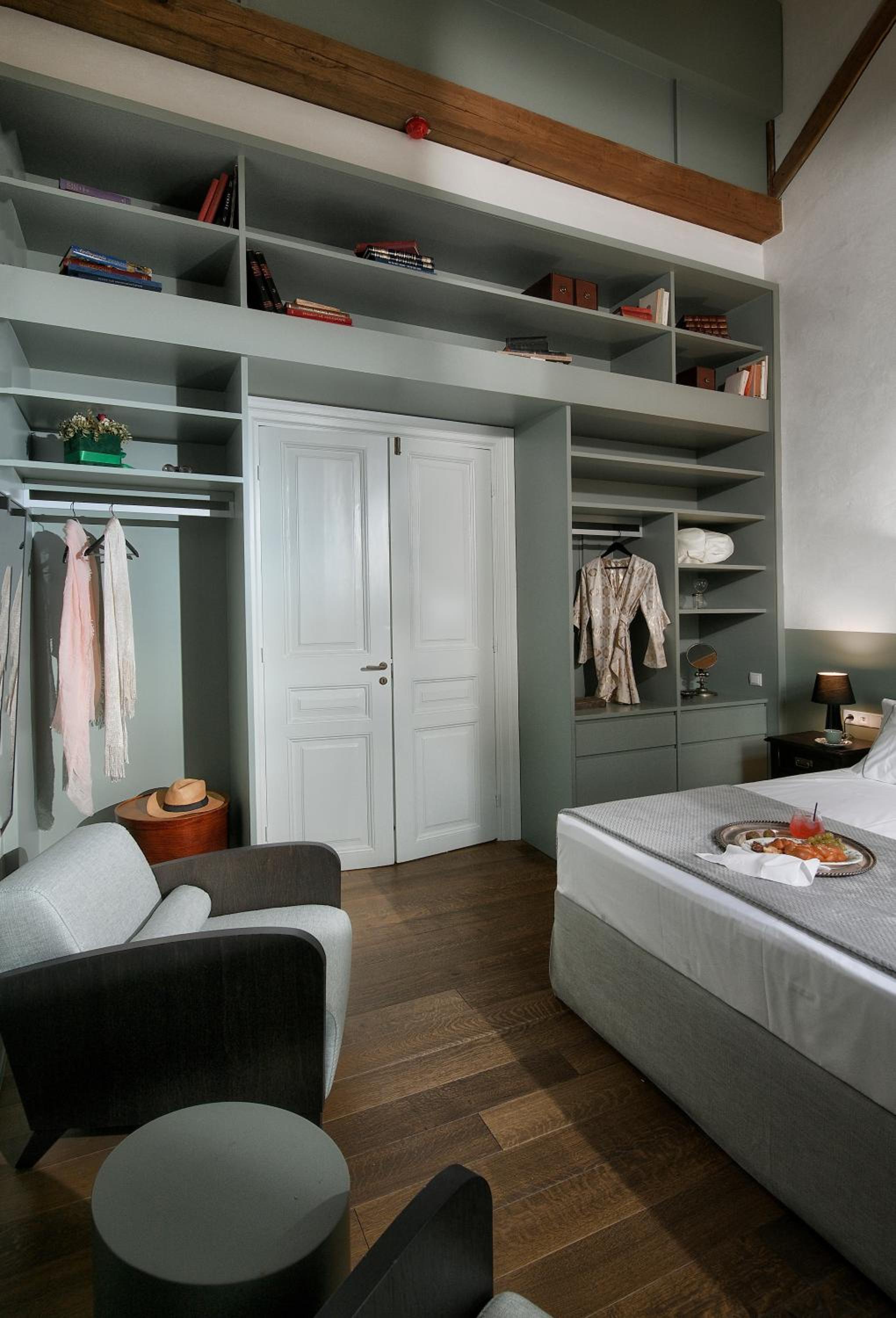 ATHINAIDOS QUARTERS by K&K