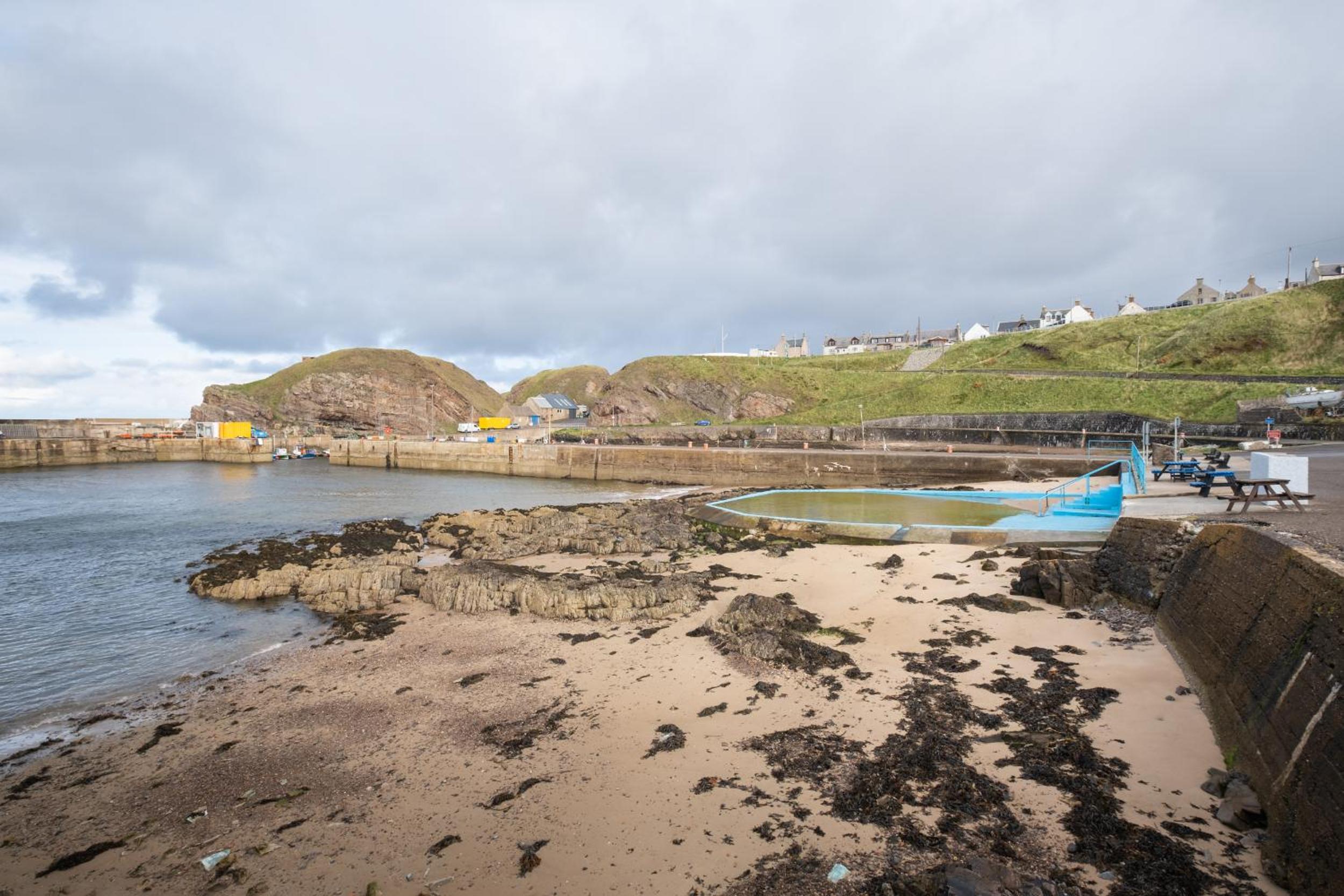 Seaside cottage on Moray coast view 4
