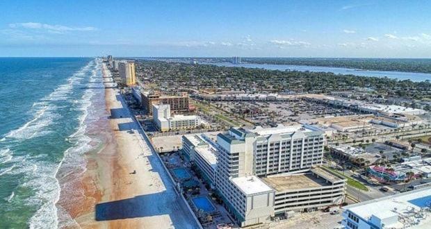 Oceanfront Studio Condo With Balcony View Of Beach And Ocean In Daytona Beach Resort 1011 With 4 Pools Tiki Bar Grill view 4