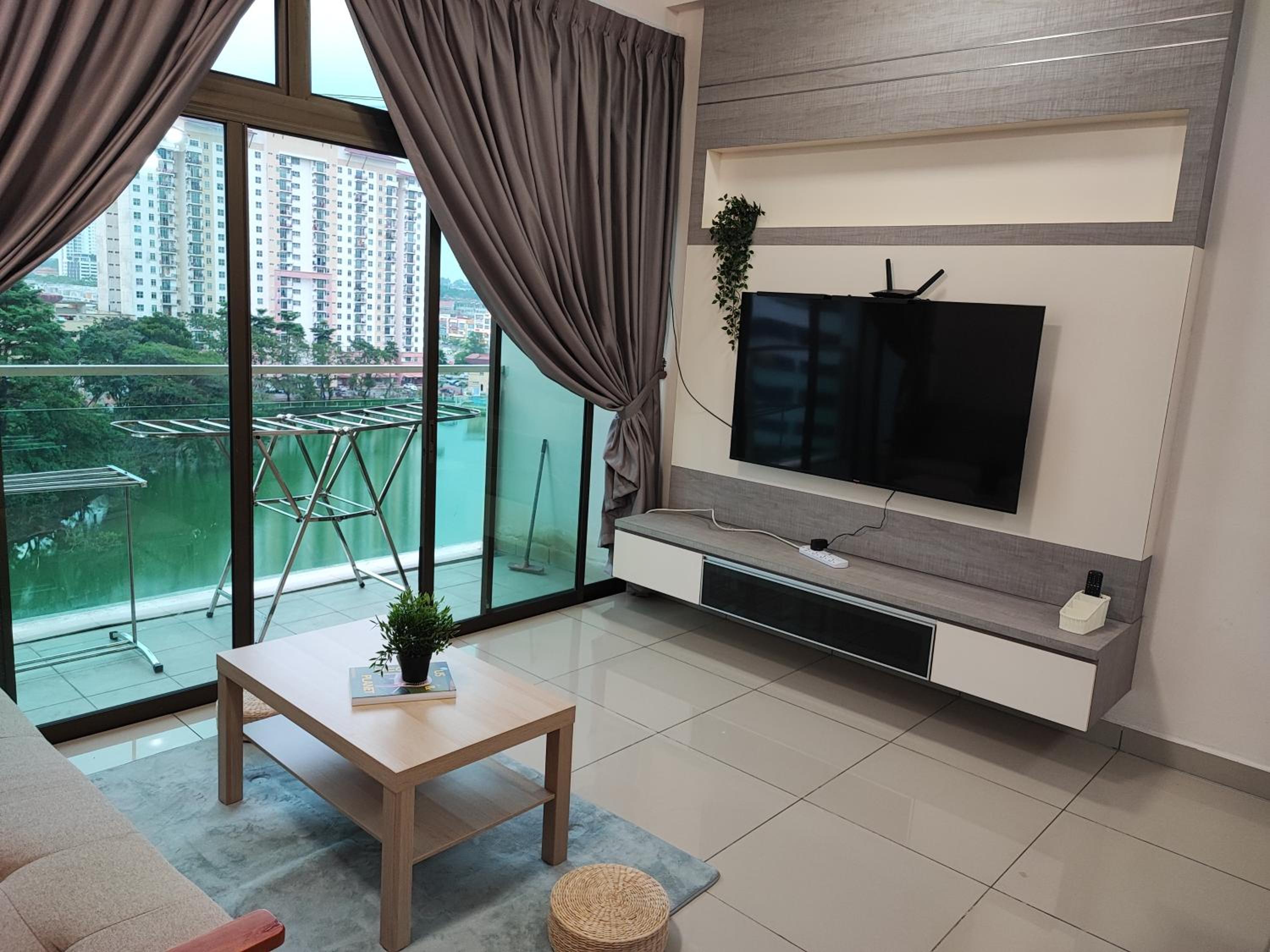 Calm and Peaceful Lake View Mount Austin Apartment