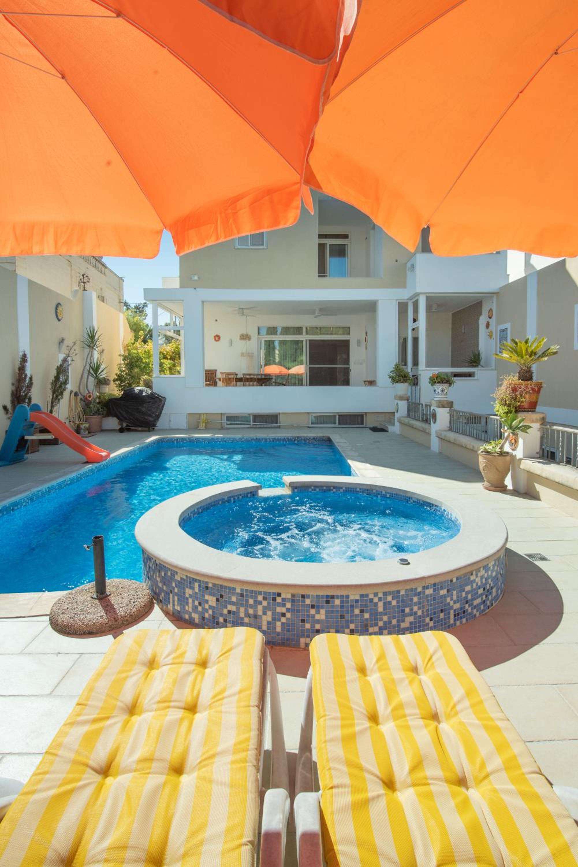 Central villa flatlet with pool - free parking and WiFi view 2