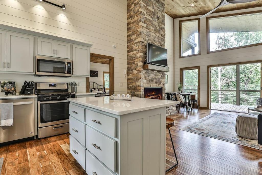 NEW Modern Cabin! 2 Large Decks, Hot Tub, Sleeps 8 view 4