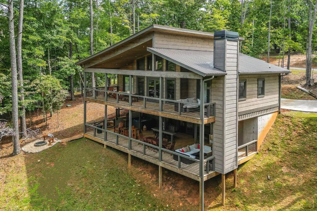 Hotel New Modern Cabin! 2 Large Decks, Hot Tub, Sleeps 8!
