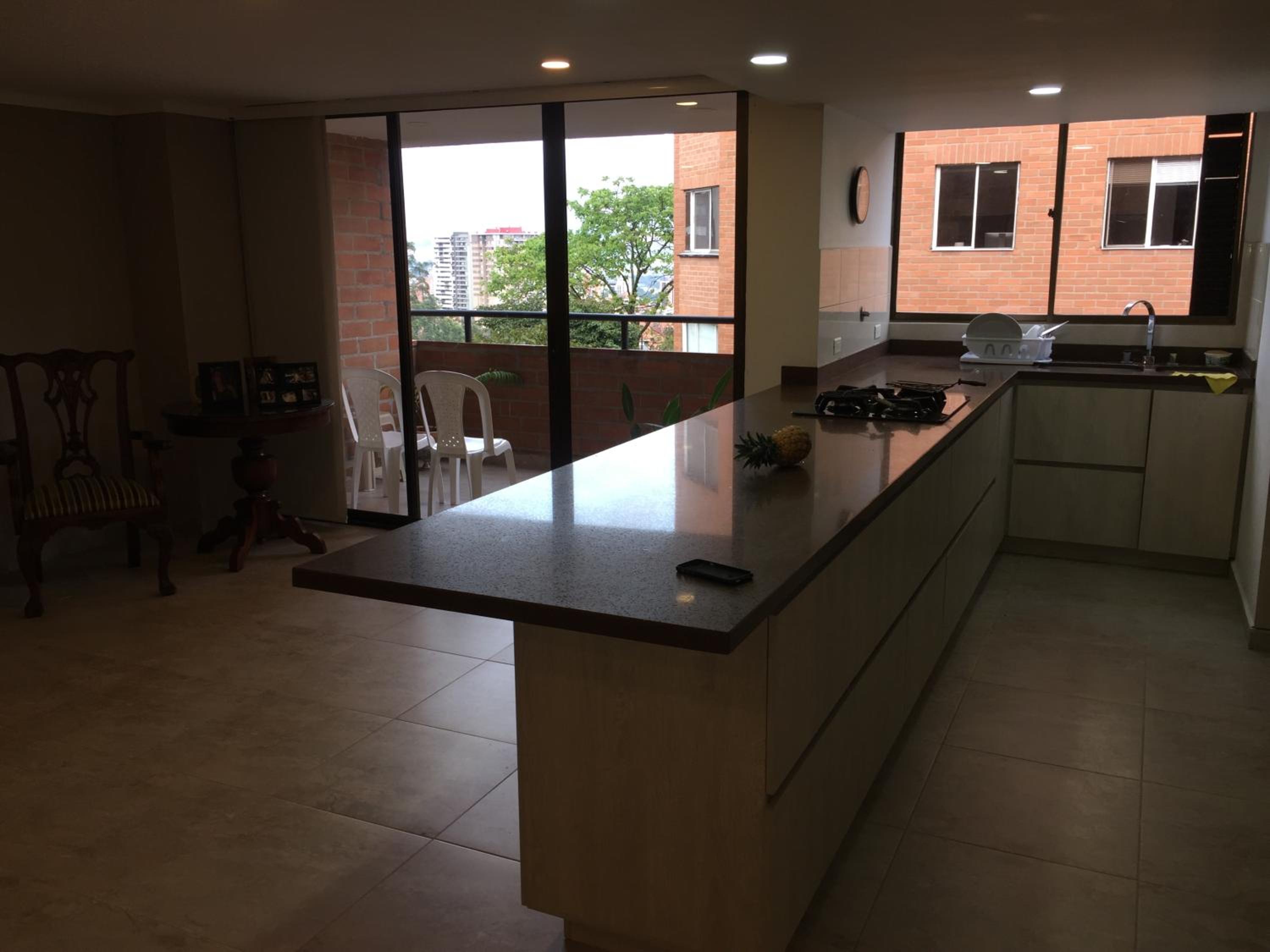 Apartamento cómodo , grande en Poblado Medellín